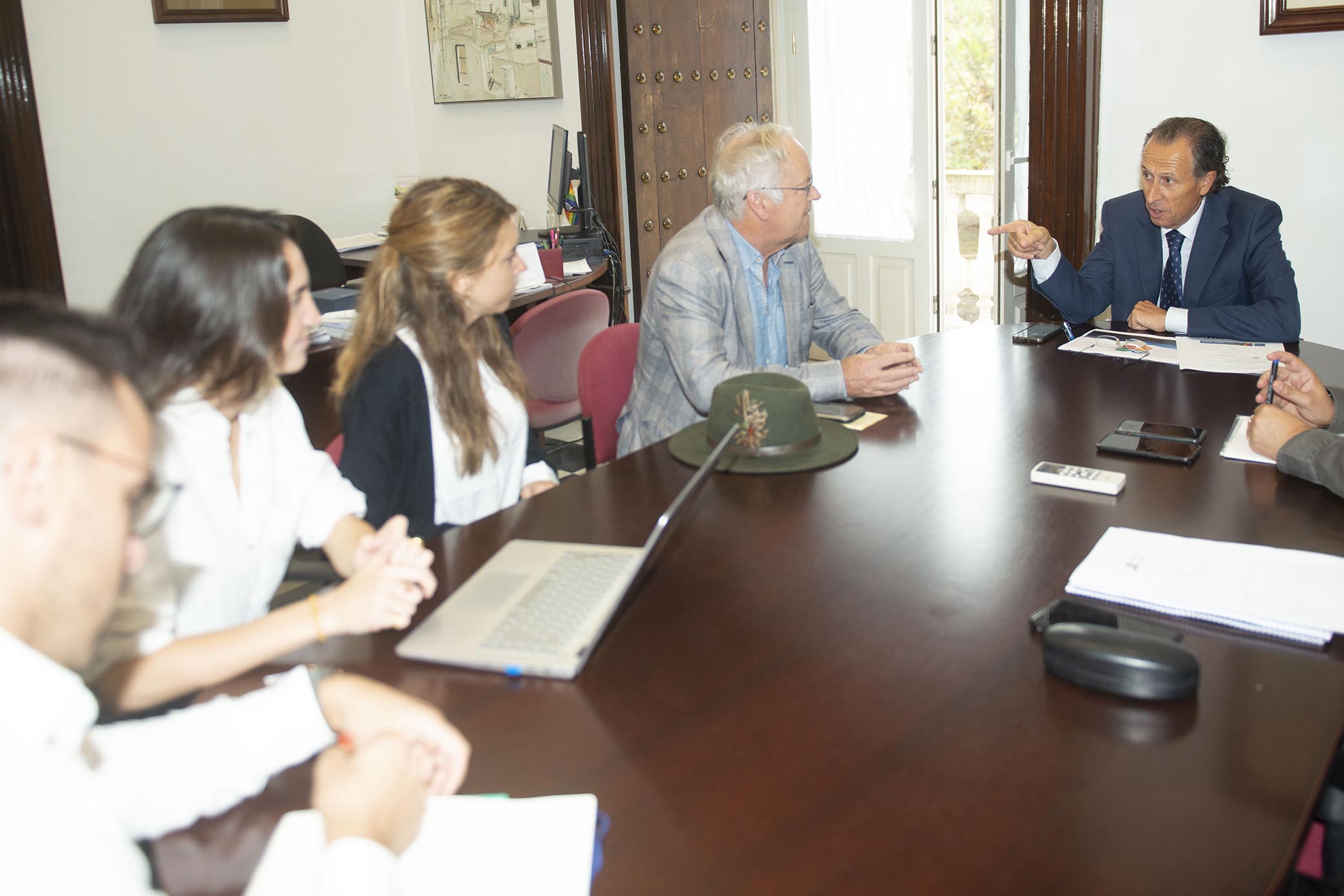 Román durante su reunión con representantes de la Fundación Grazalema 2030 (2)