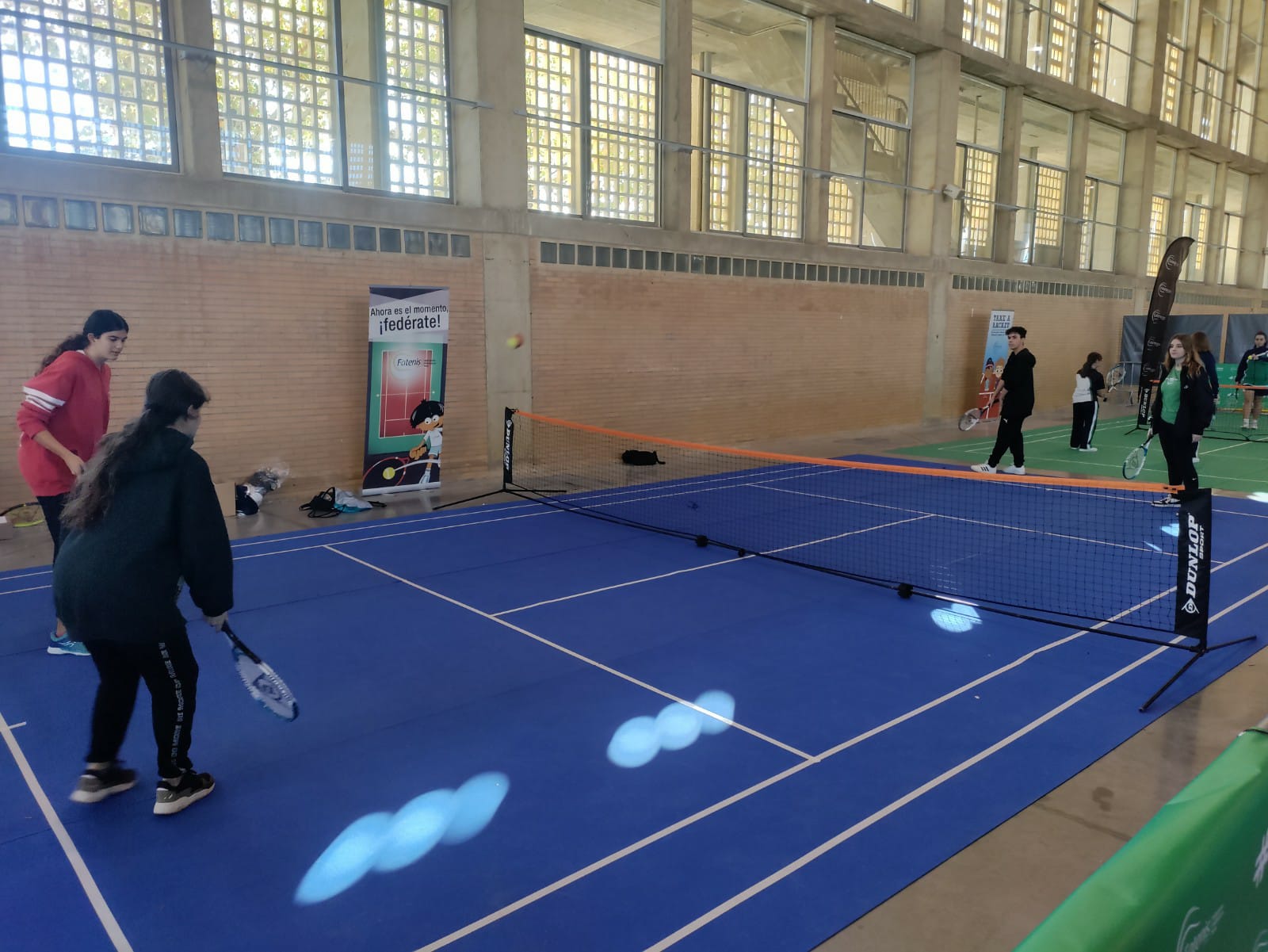 Jóvenes practicando deporte