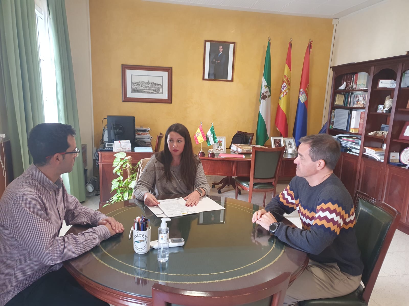 Reunión con María Almagro, teniente de alcalde de Alcalá de los Gazules, sobre Acelera Pyme
