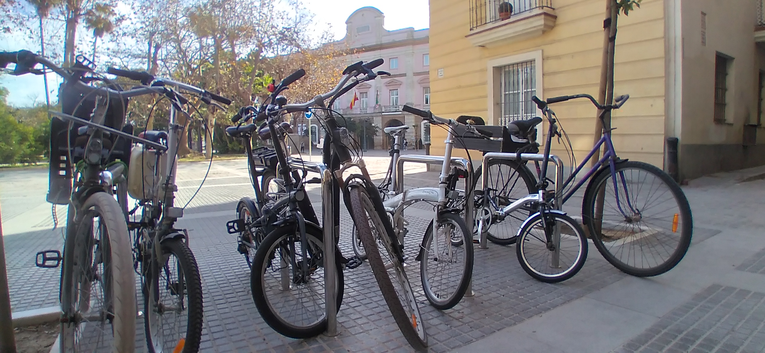 Bicicletas aparcadas en Cádiz
