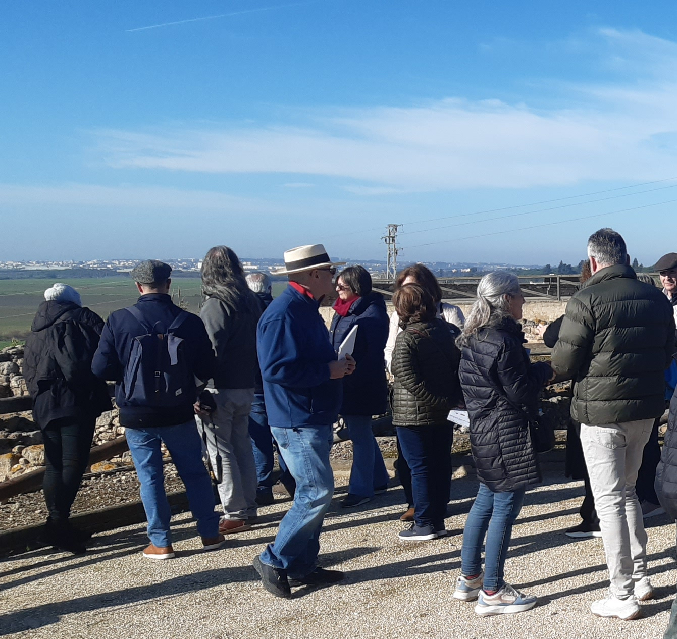 Grupo en visita al yacimiento de Doña Blanca 02_cuad