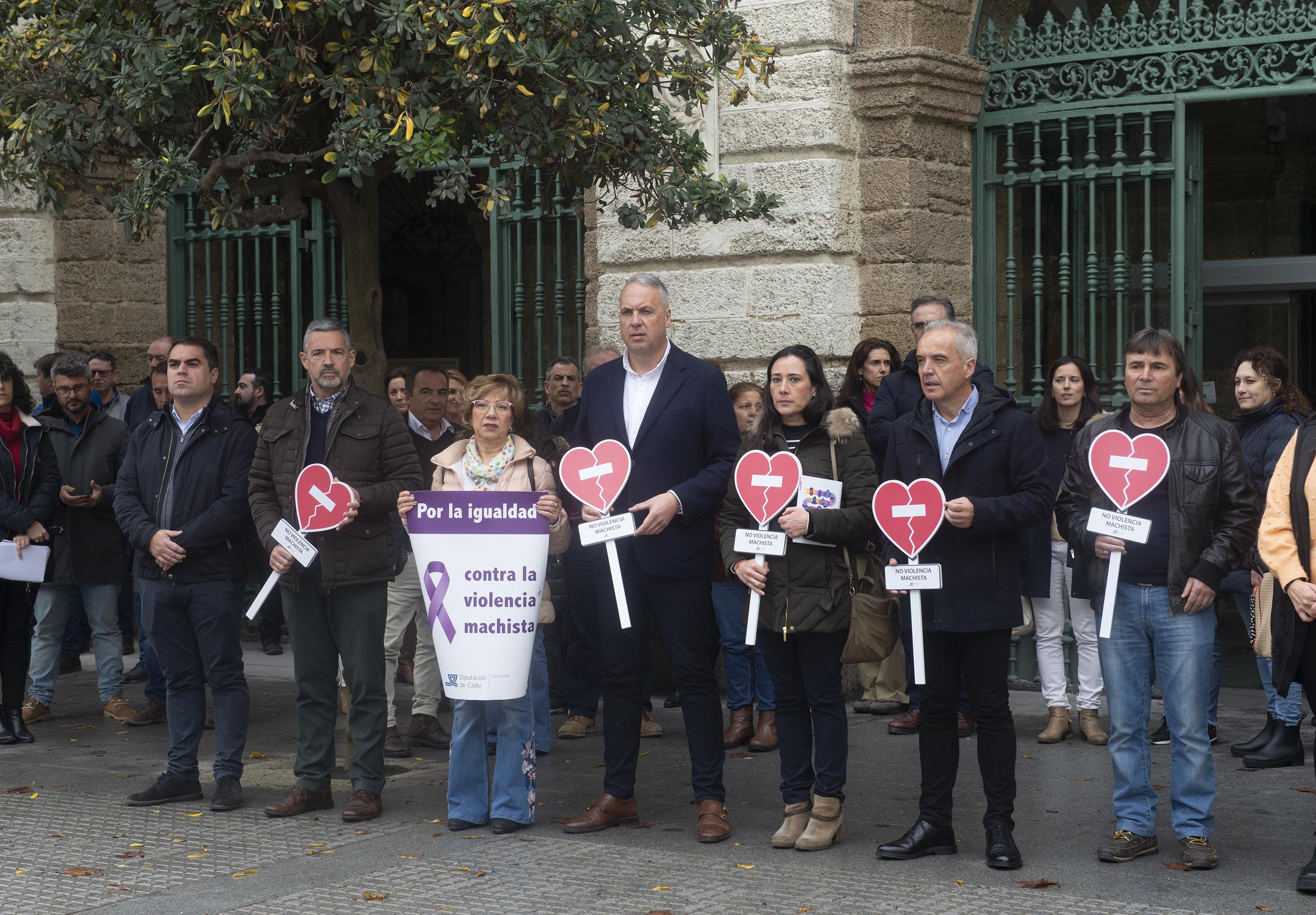 Ruiz Boix en la concentración contra los asesinatos machistas delante del Palacio Provincial
