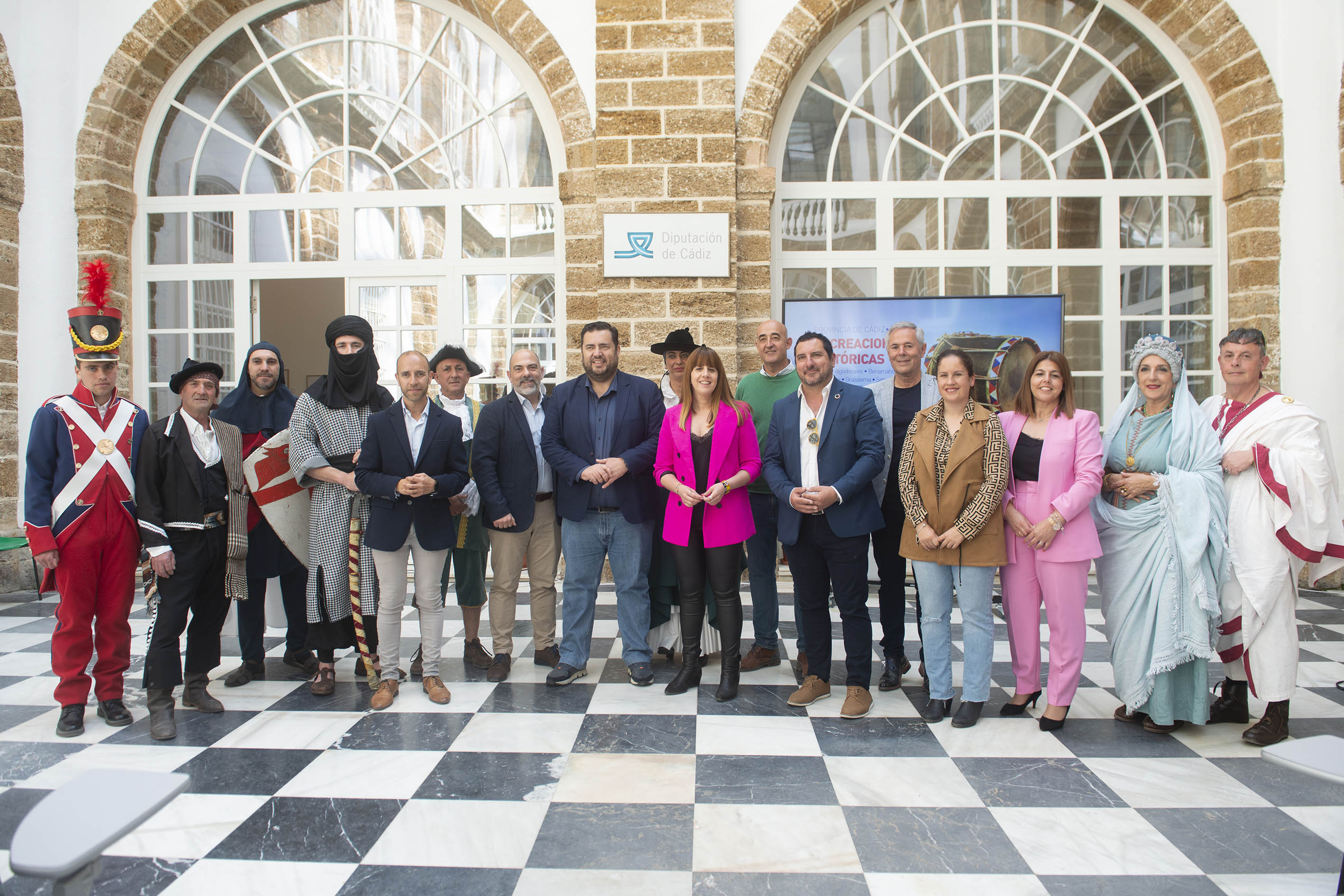 Foto de grupo de la presentación de las recreaciones históricas