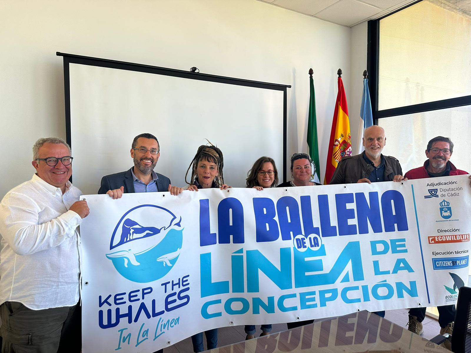 Foto de grupo tras la reunión técnica sobre la recuperación de la ballena de La Línea