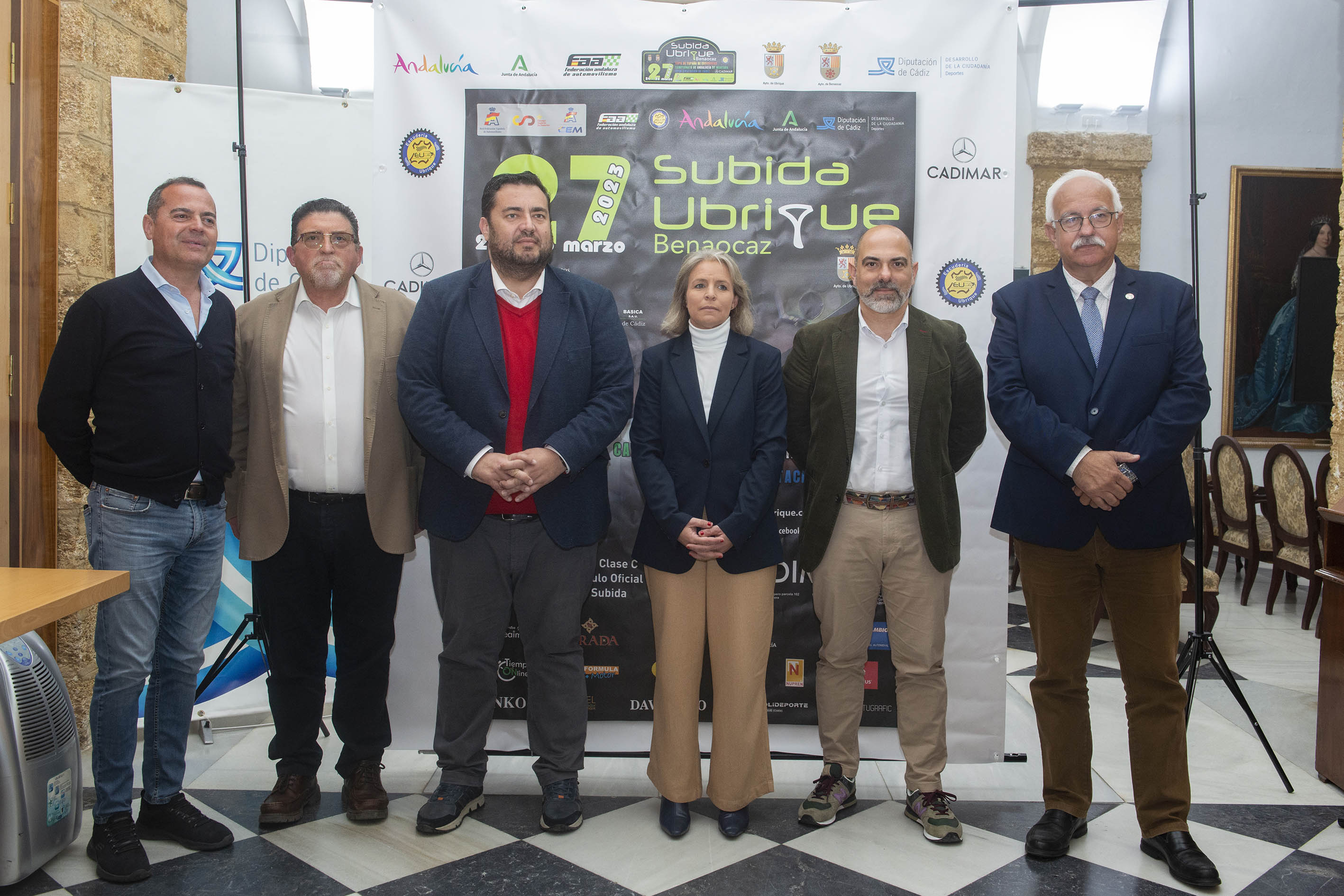 Foto de grupo tras presentar la Subida Ubrique Benaocaz