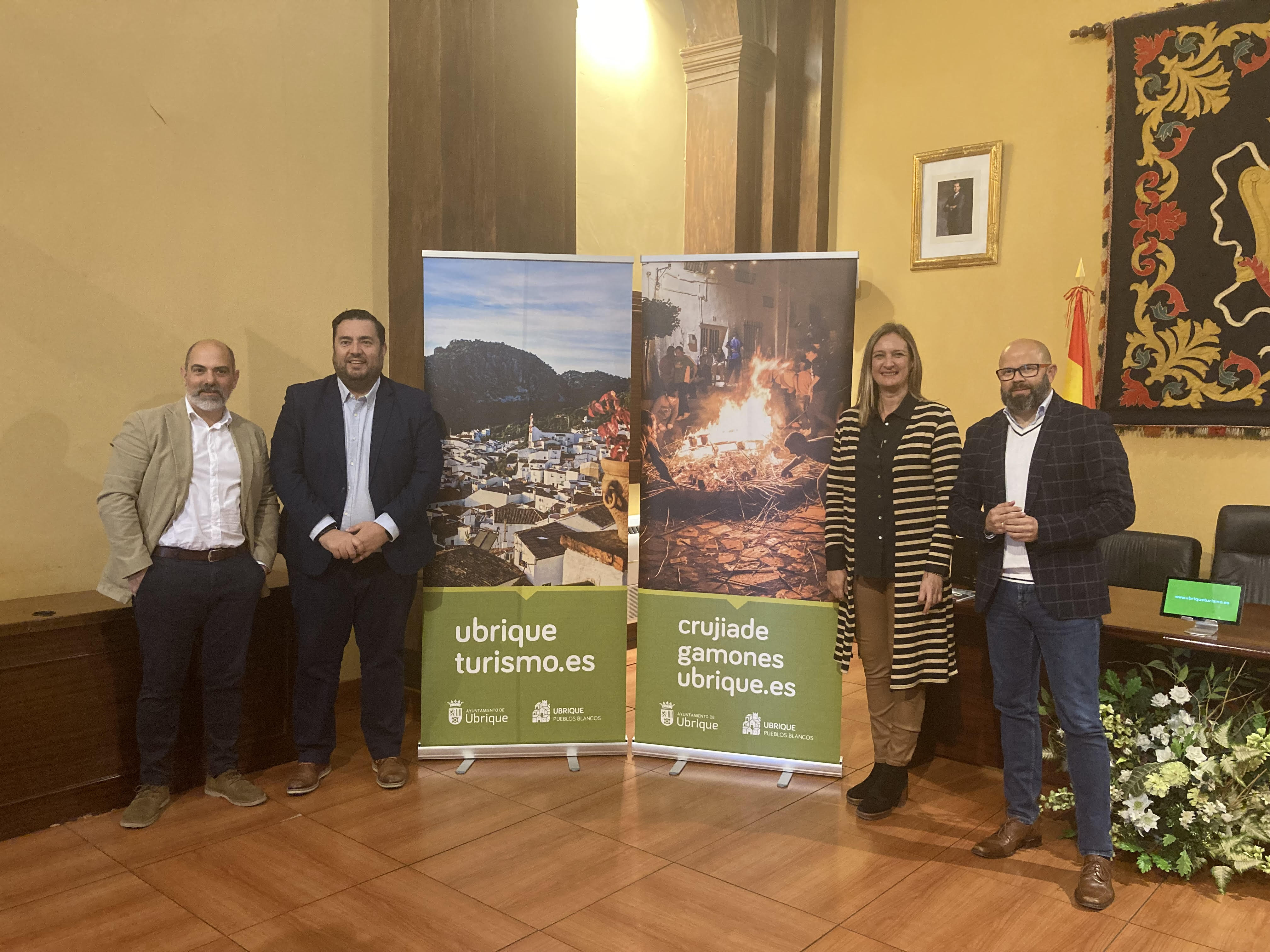 Jaime Armario y las autoridades municipales de Ubrique