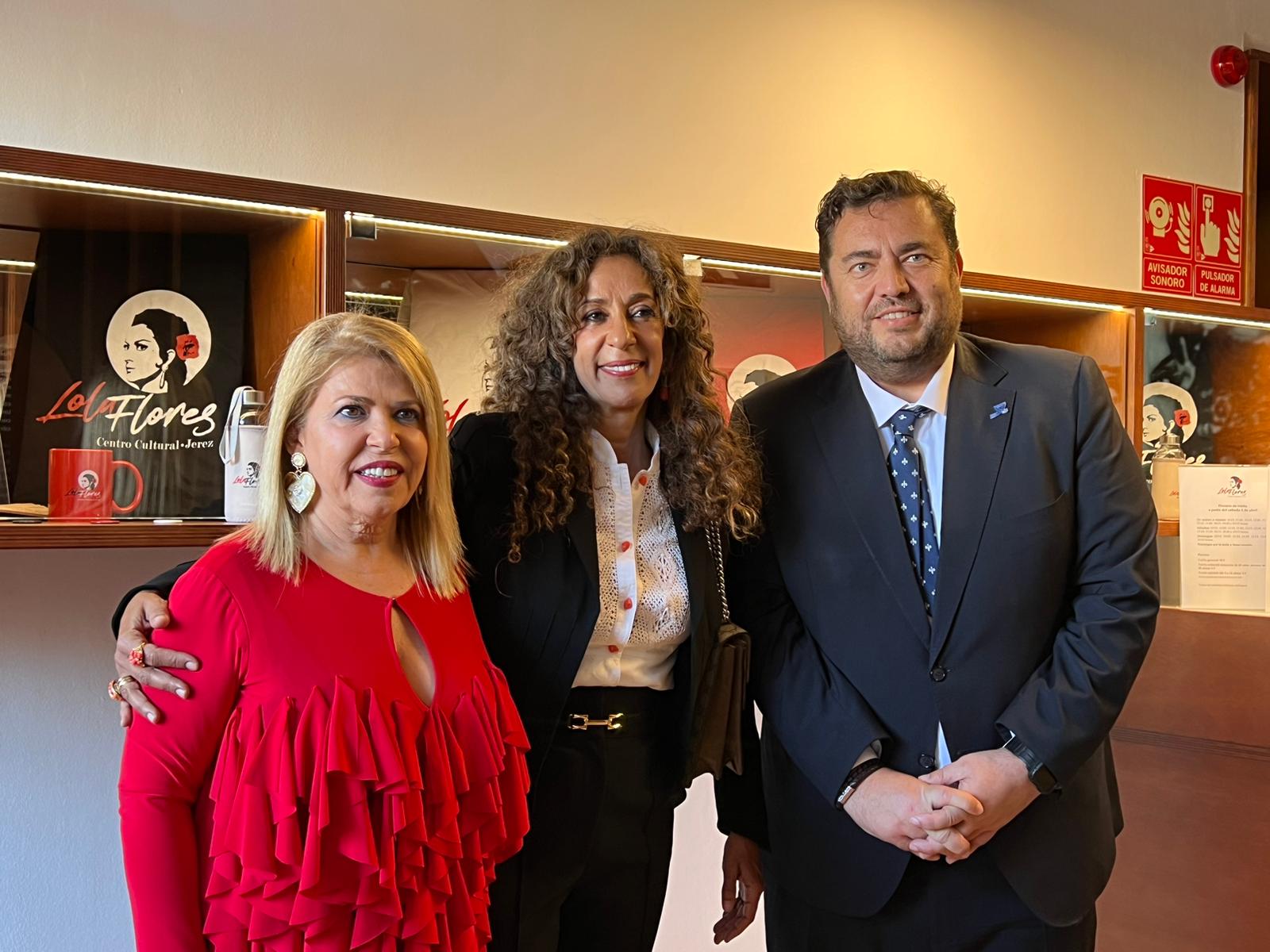 Rosario Flores entre Jaime Armario y Mamen Sanchez