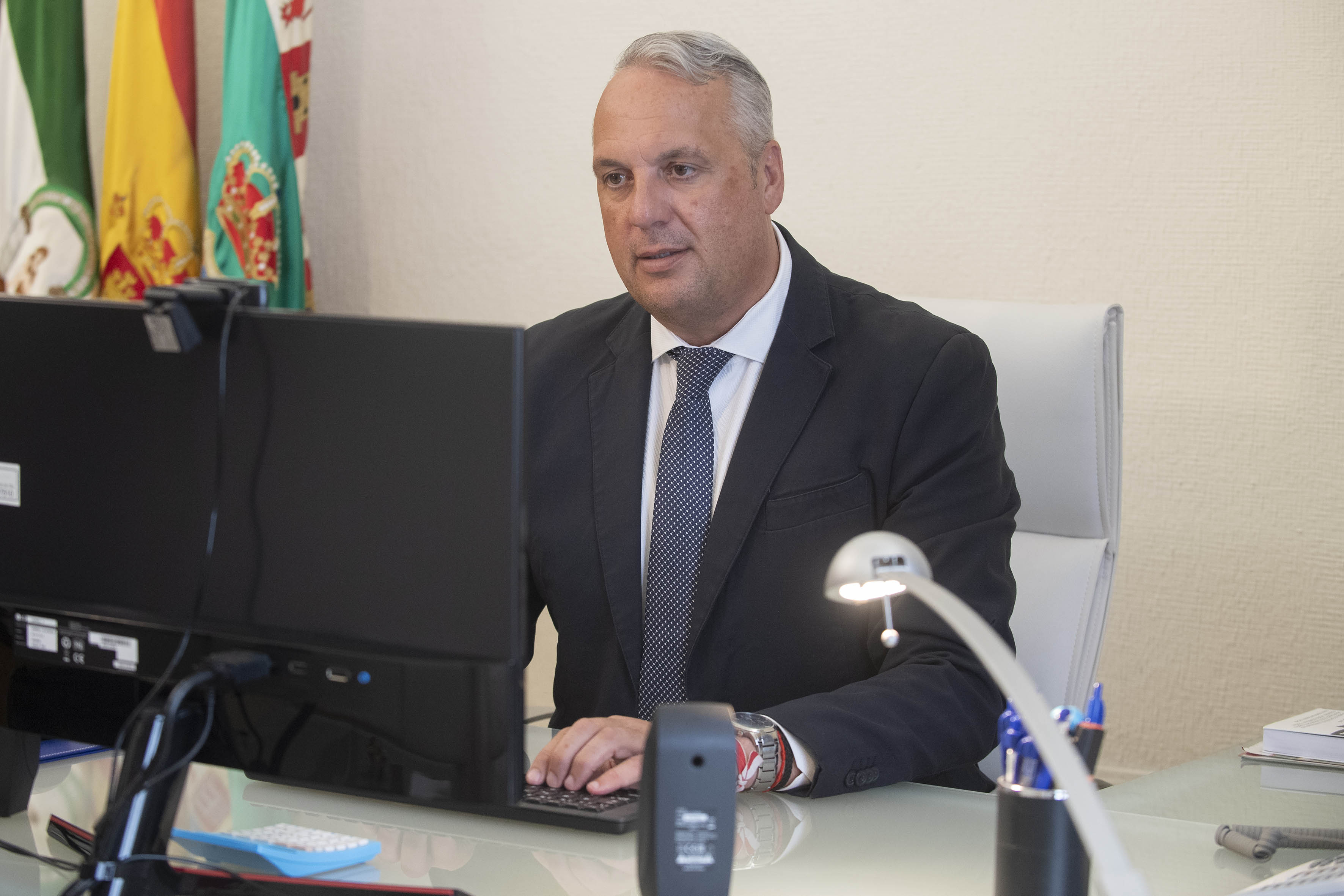 Ruiz Boix en su despacho de Diputacion