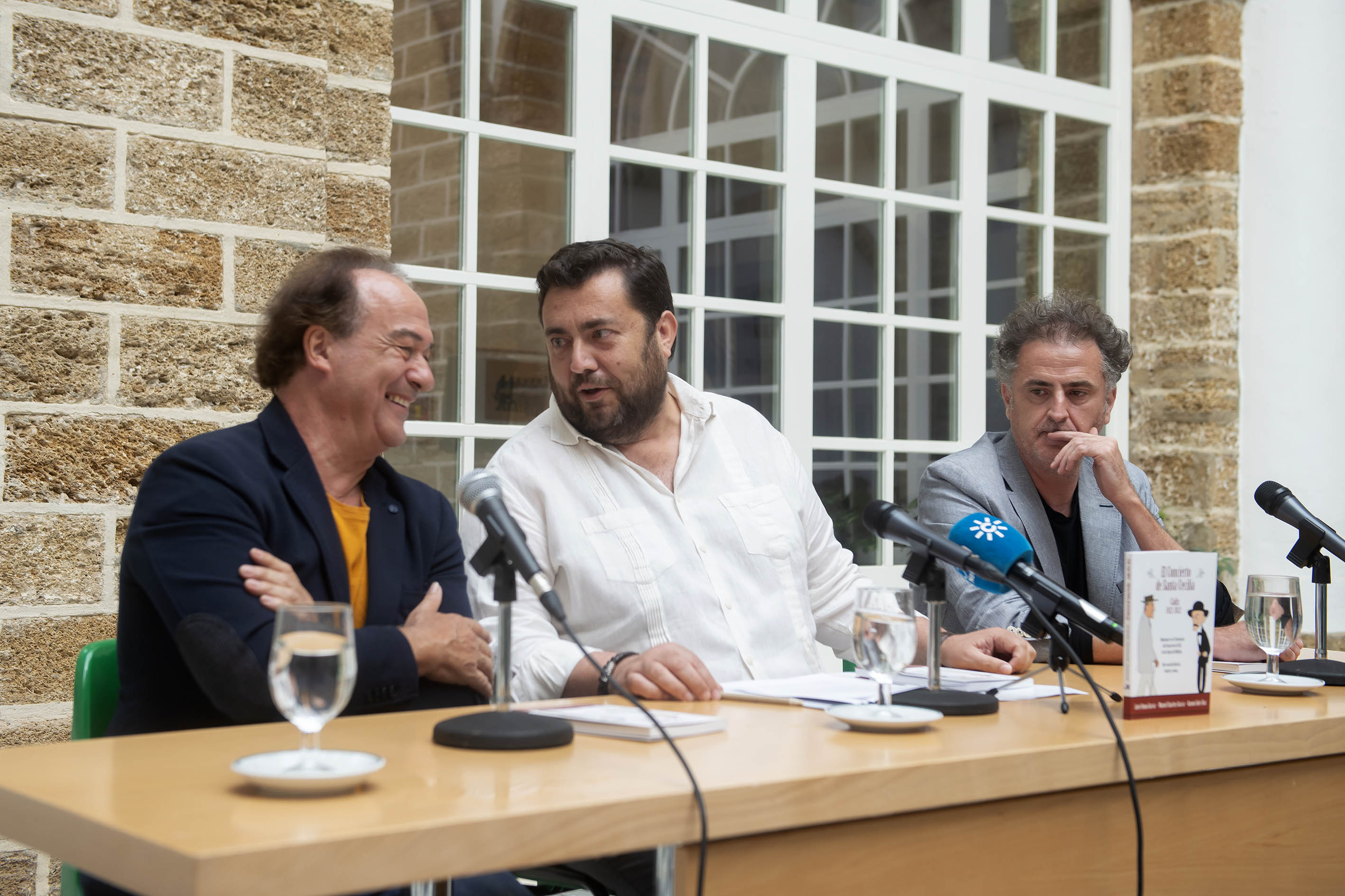 Presentacion del libro de Santa Cecilia_ Armario entre Osuna y Manuel Sanchez