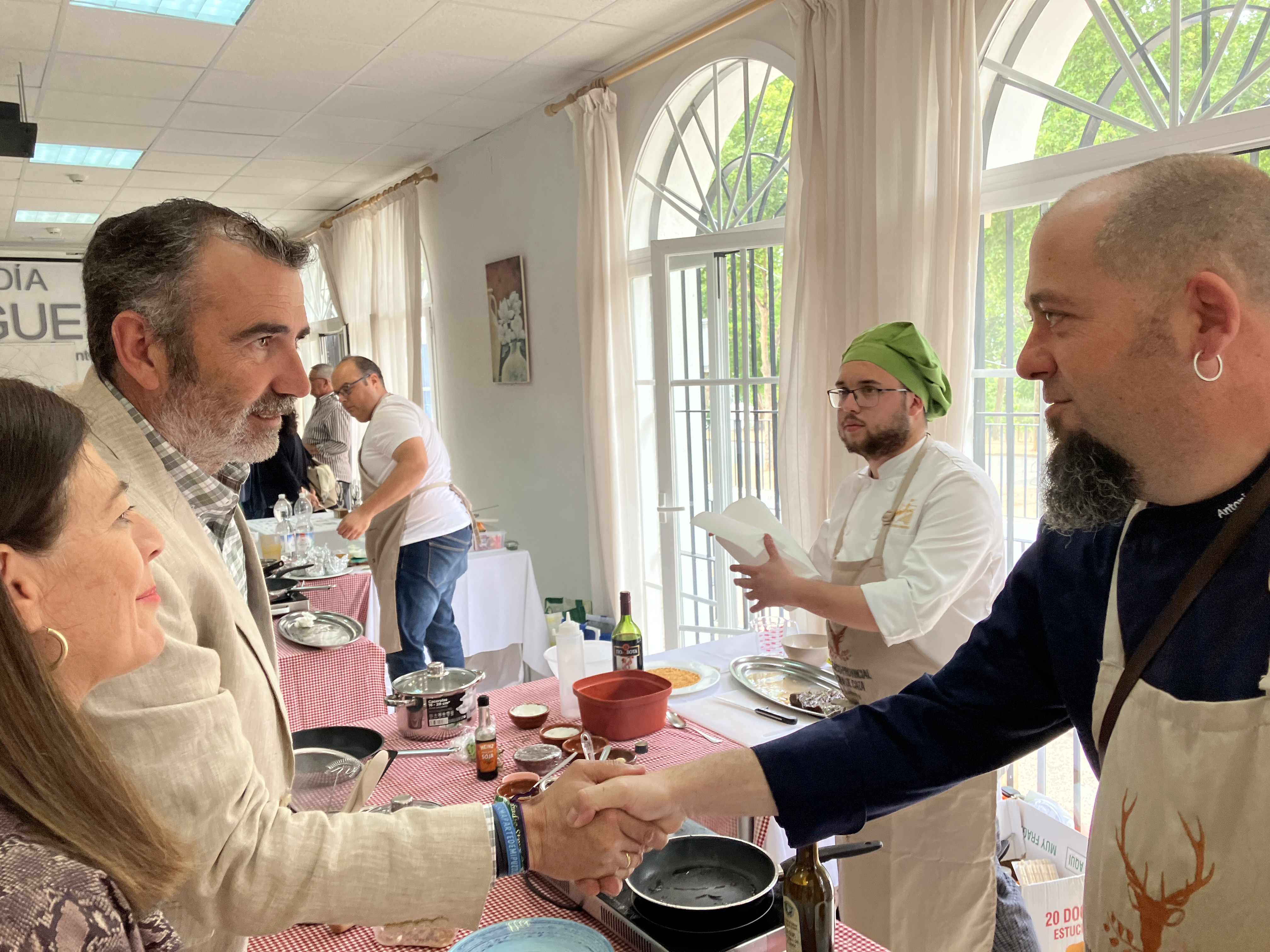 concurso de cocina de caza_Pizarro saluda a cocinero participante