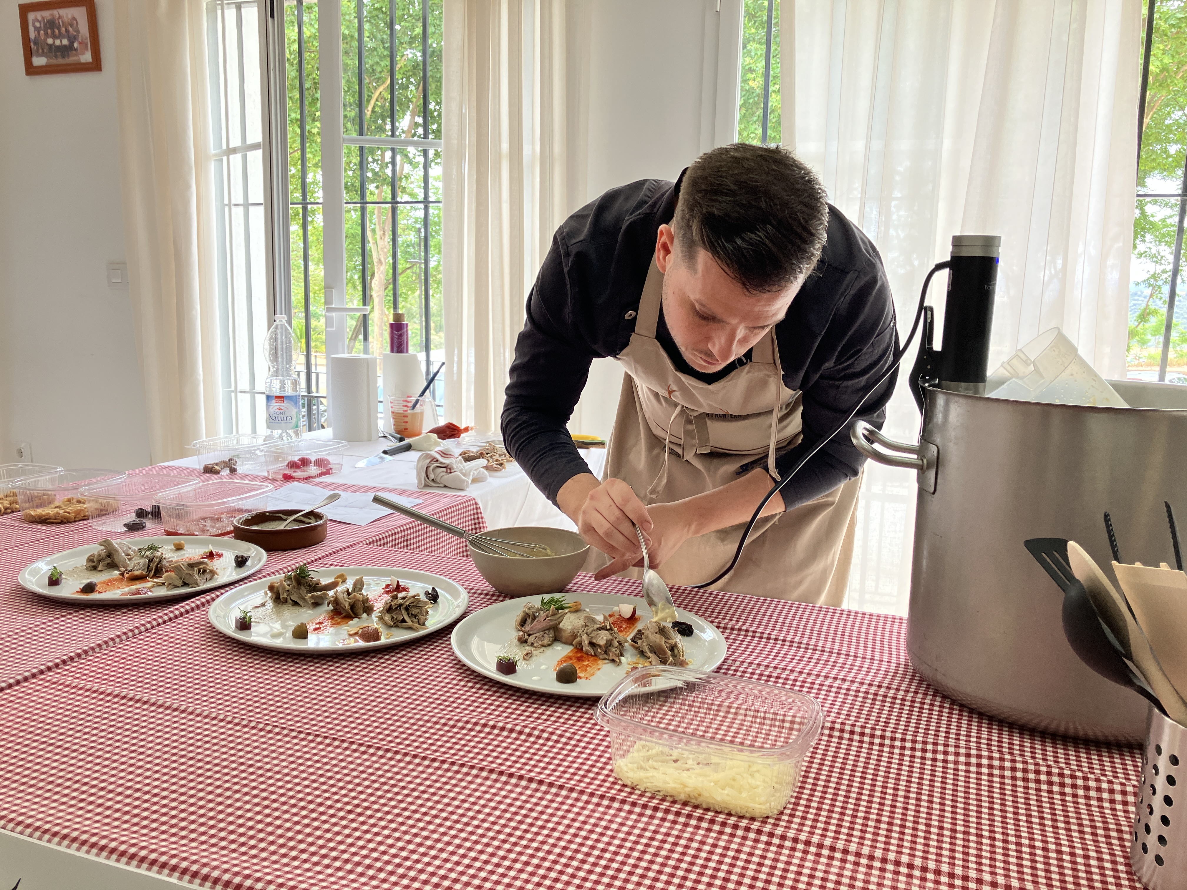 concurso de cocina de caza_Salvador Munoz elaborando su plato