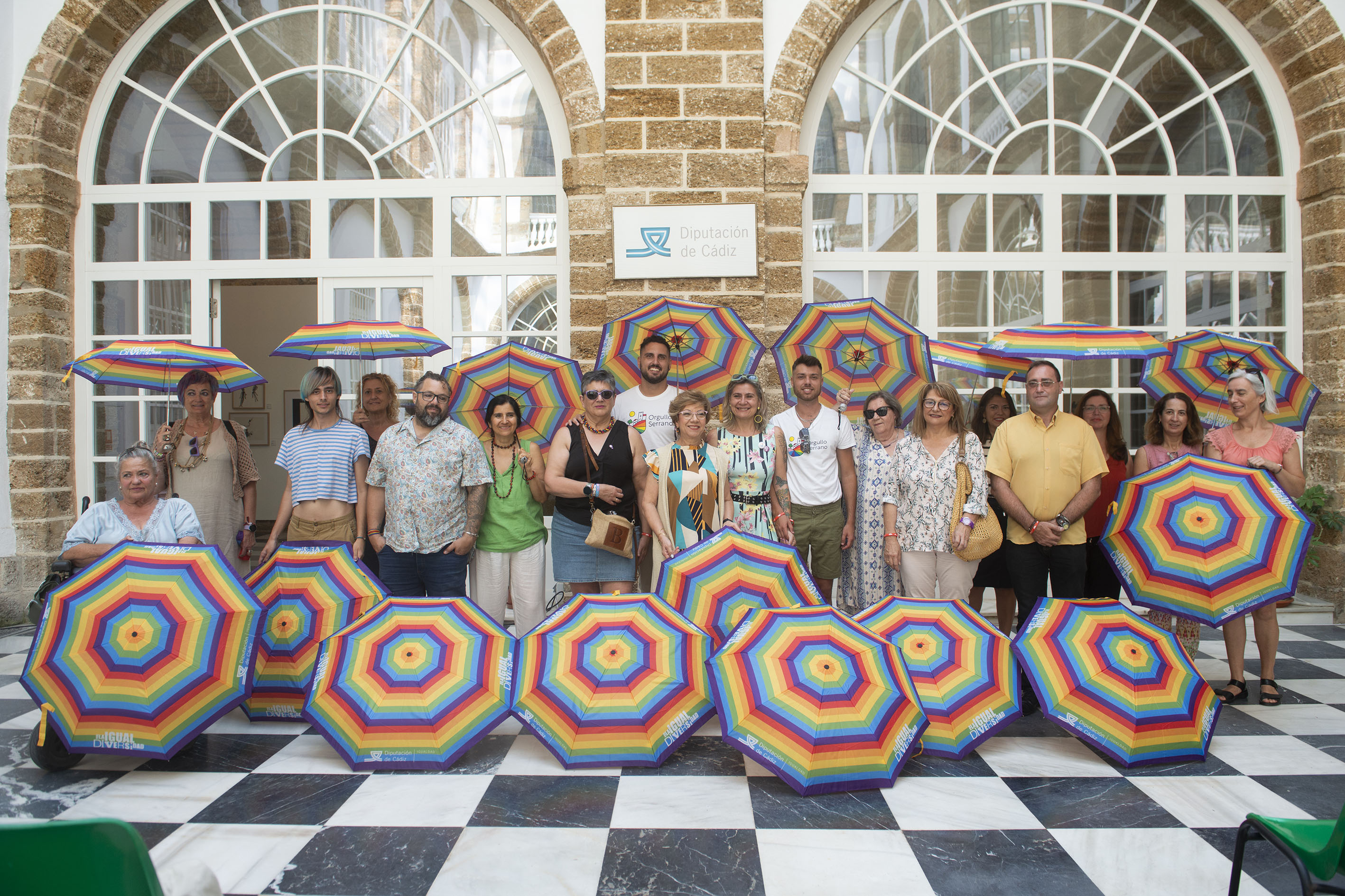 Carmen Collado y representantes de colectivos en el acto del Orgullo LGTBI