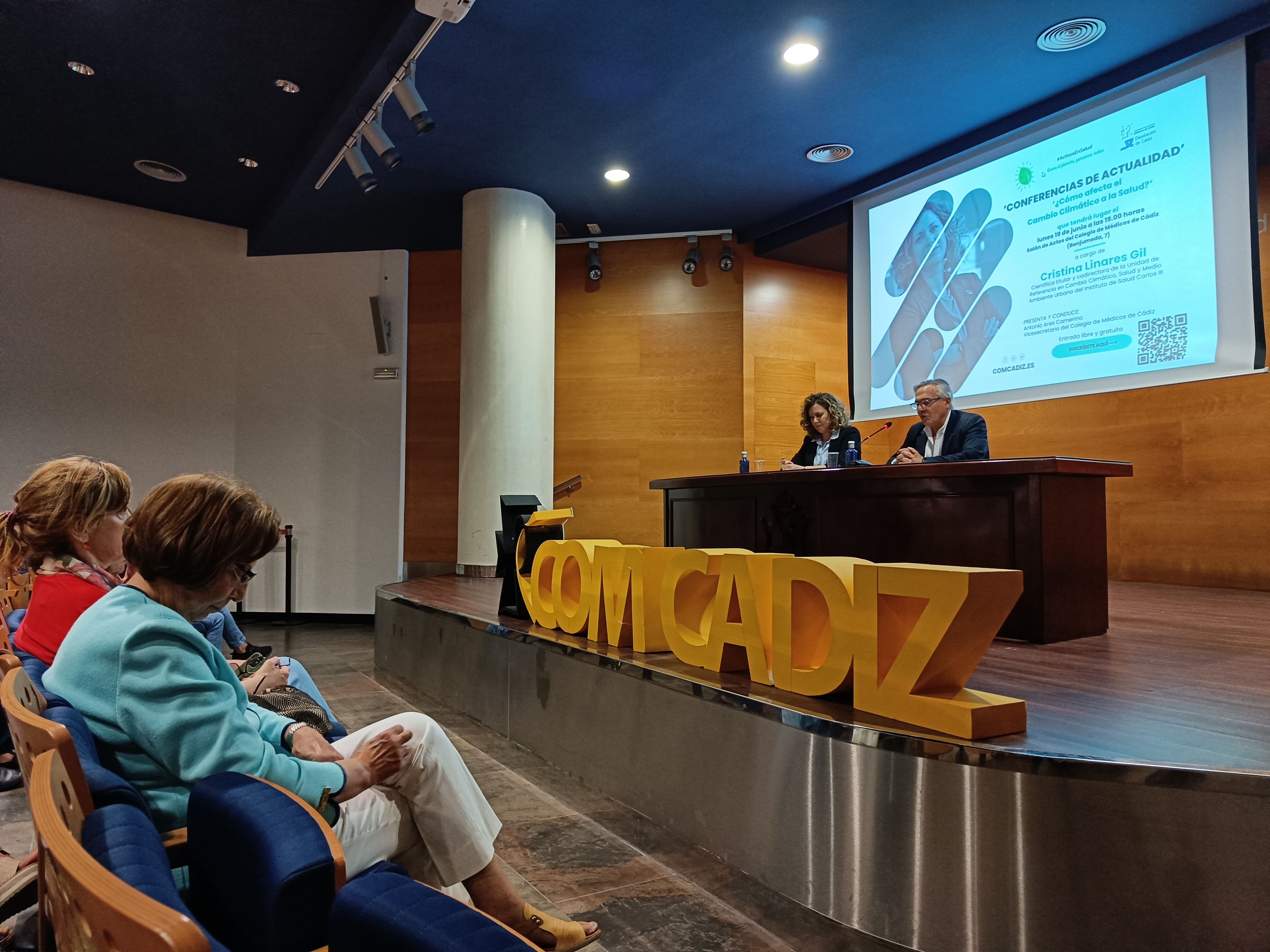 Cristina Linares, durante su charla en el Colegio de Médicos en el marco de la campaña Activos en Salud (2)