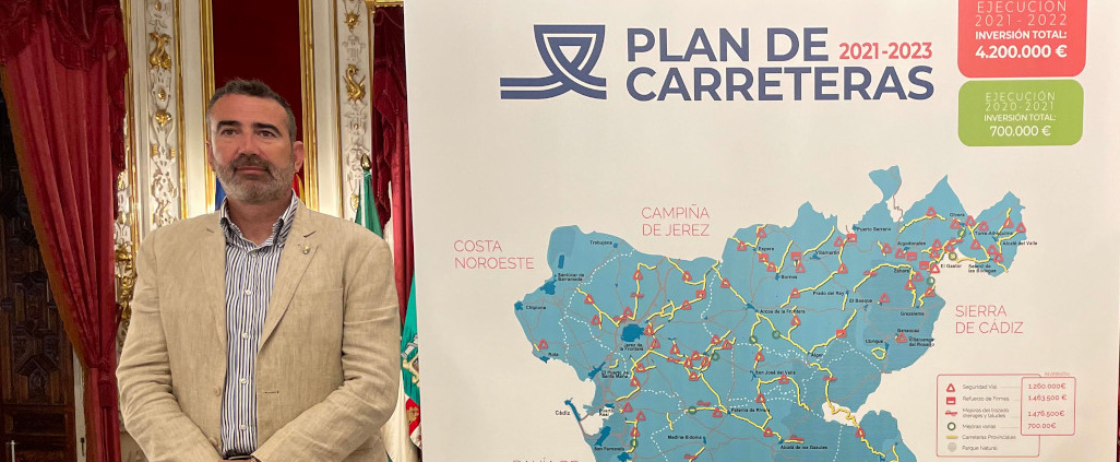 Pizarro junto a panel del plan de carreteras