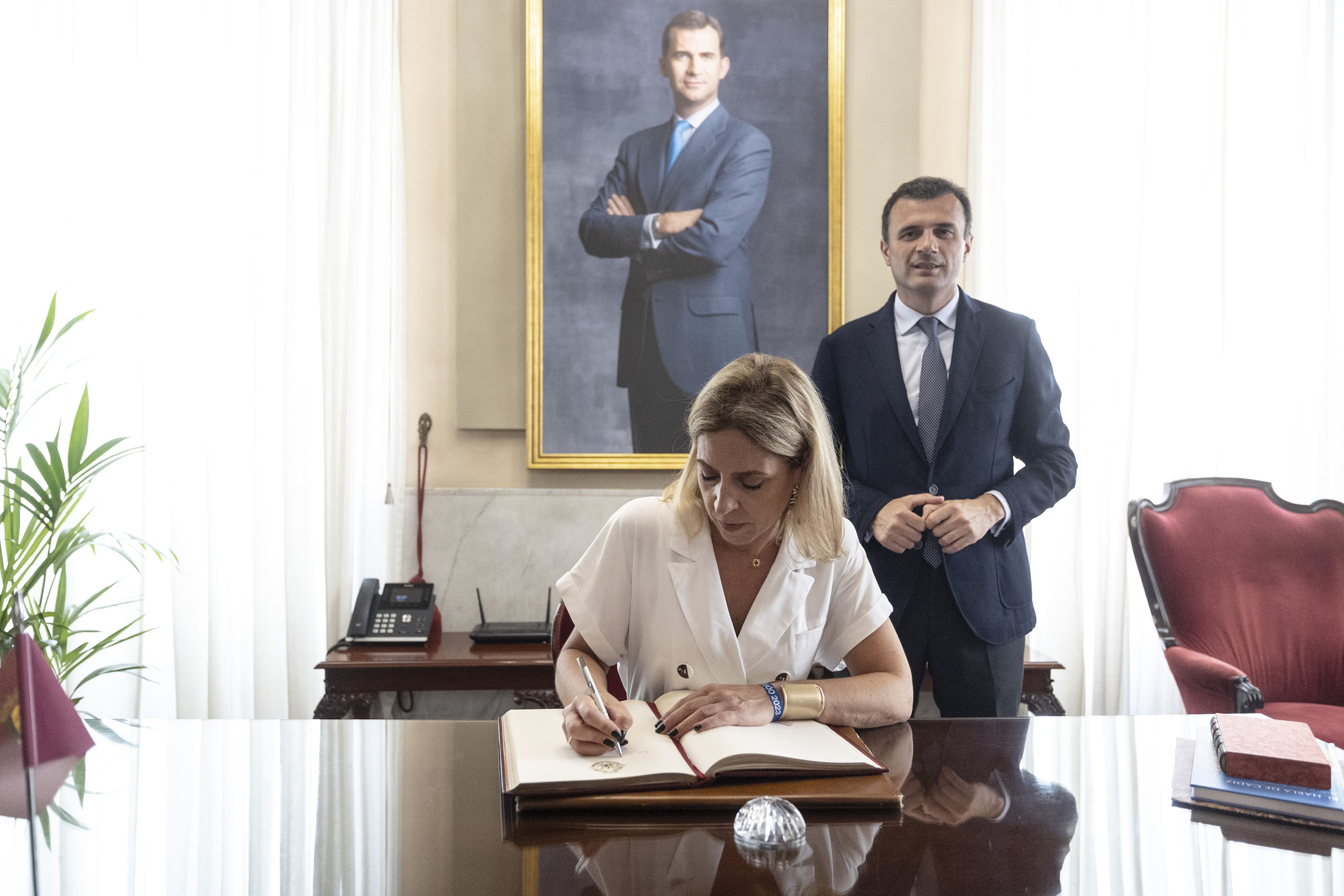 Almudena Martínez firma en el Libro de Honor del Ayuntamiento de Cádiz