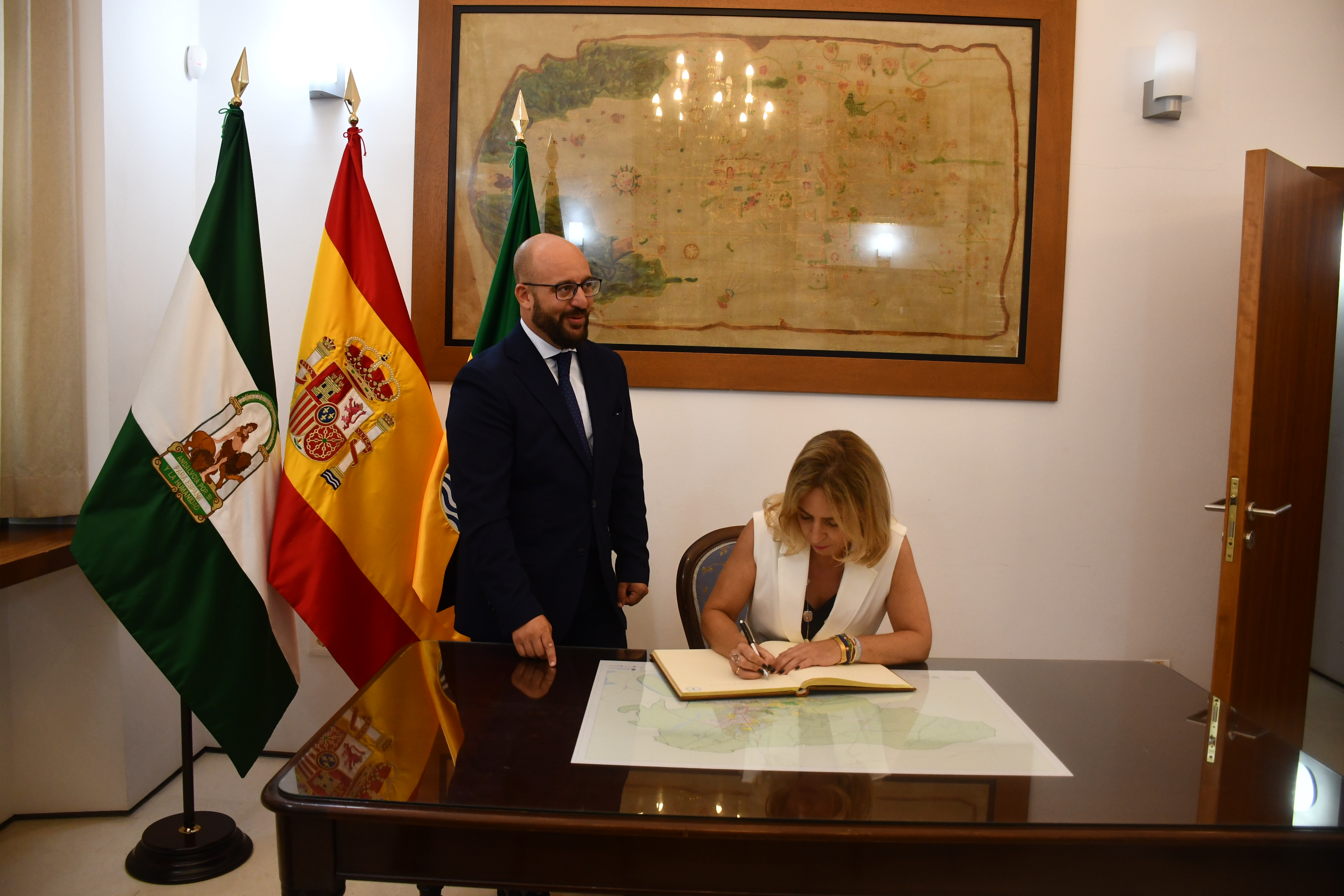 Almudena Martínez firma en el Libro de Honor del Ayuntamiento de El Puerto