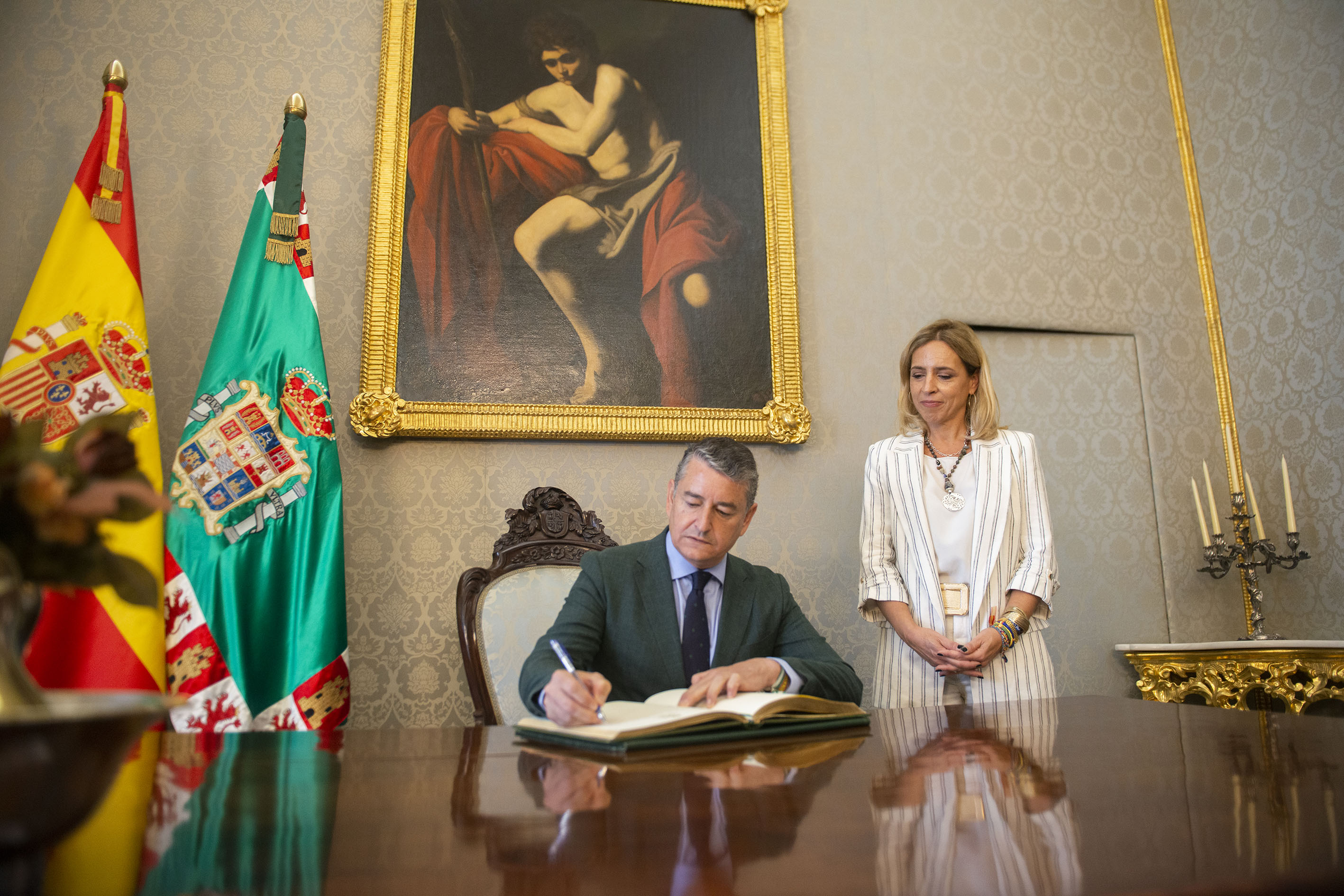 Antonio Sanz firma en el libro de honor
