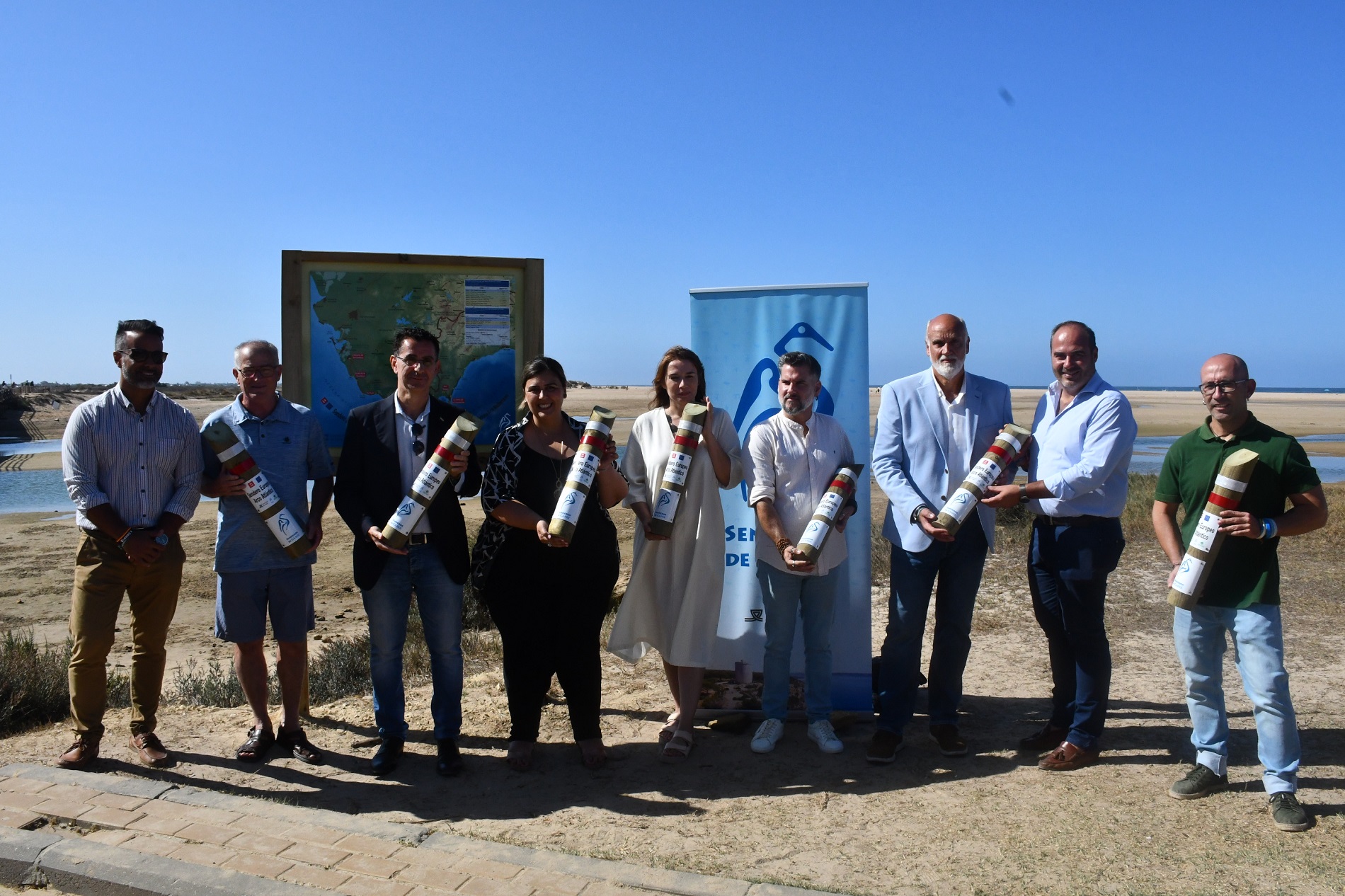 Foto de grupo tras la inauguración del sendero entre Zahara de los Atunes y Chiclana
