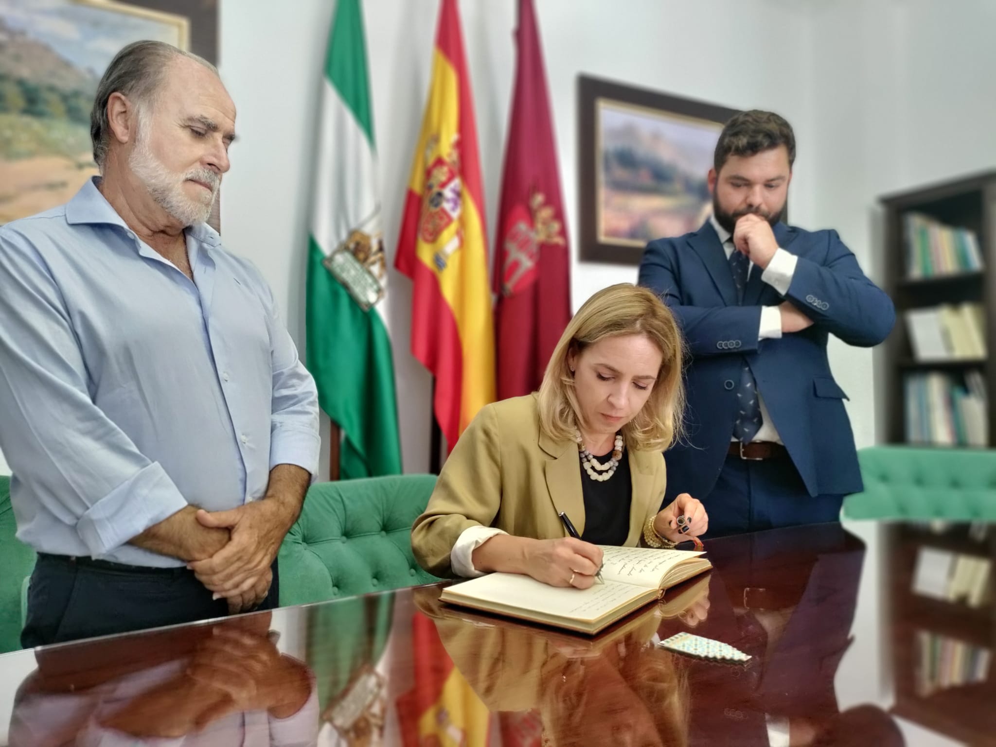 Almudena Martinez firma en el libro de honor de Arcos