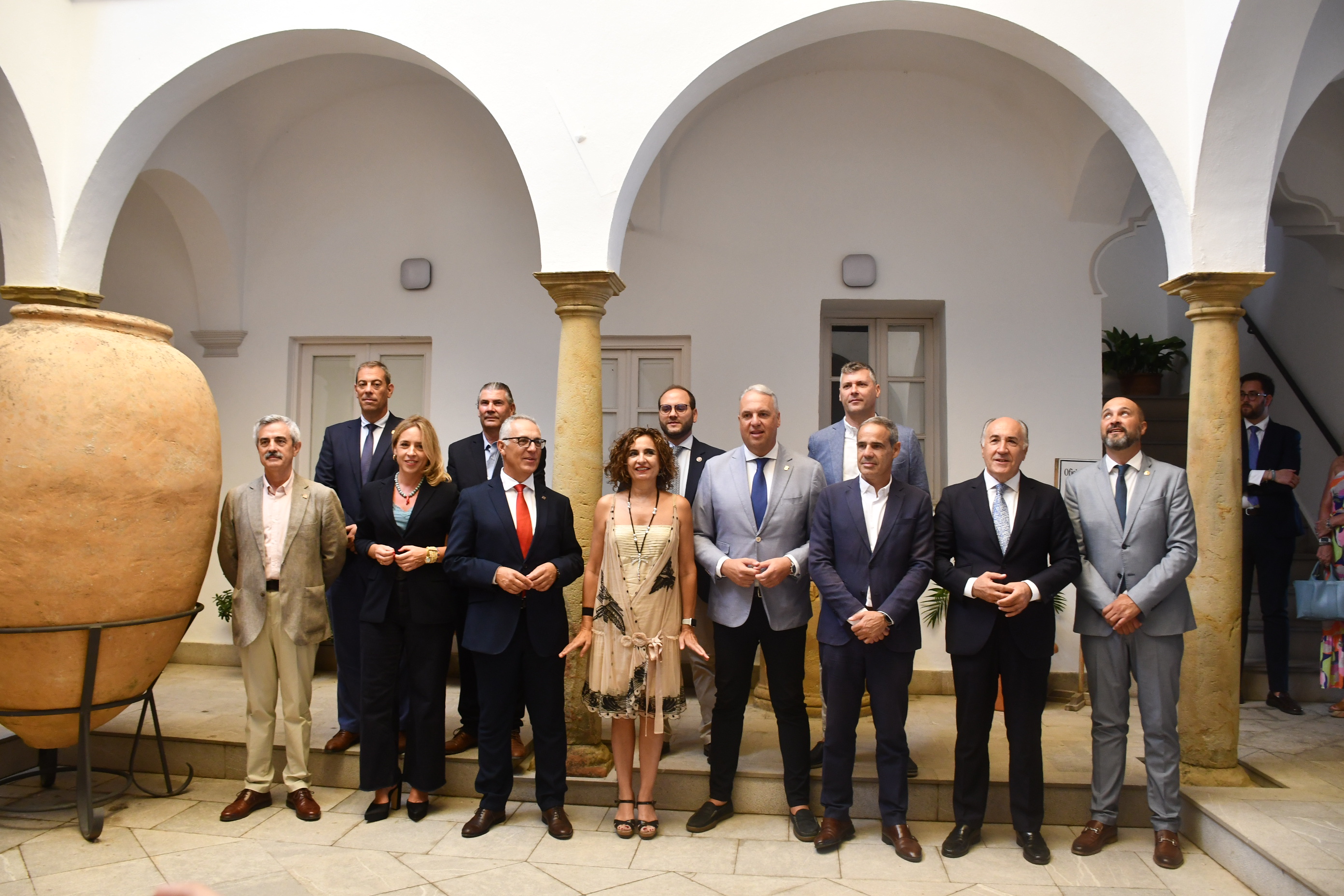 foto de familia firma de convenios municipios de san roque