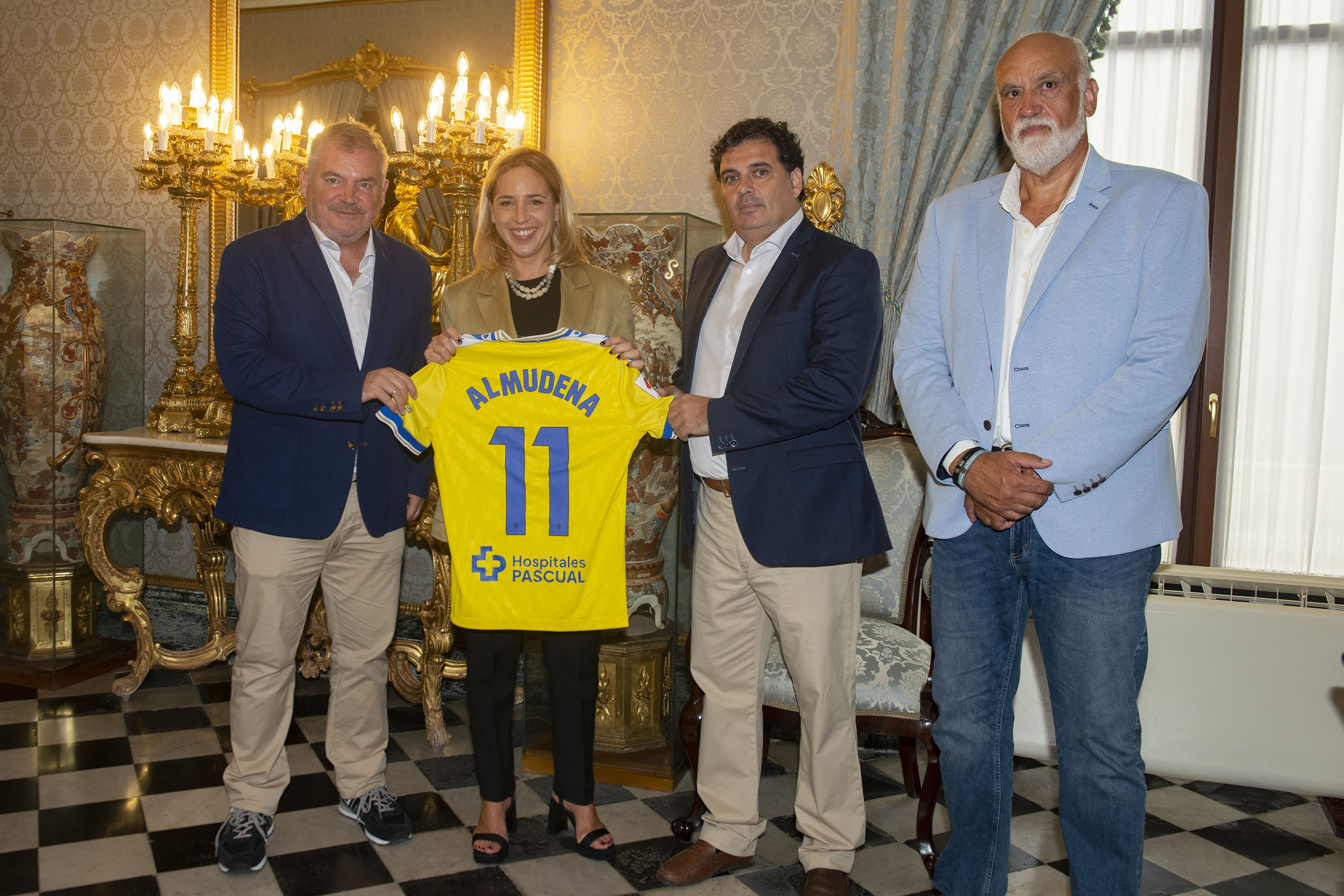 presidenta con el cadiz cf