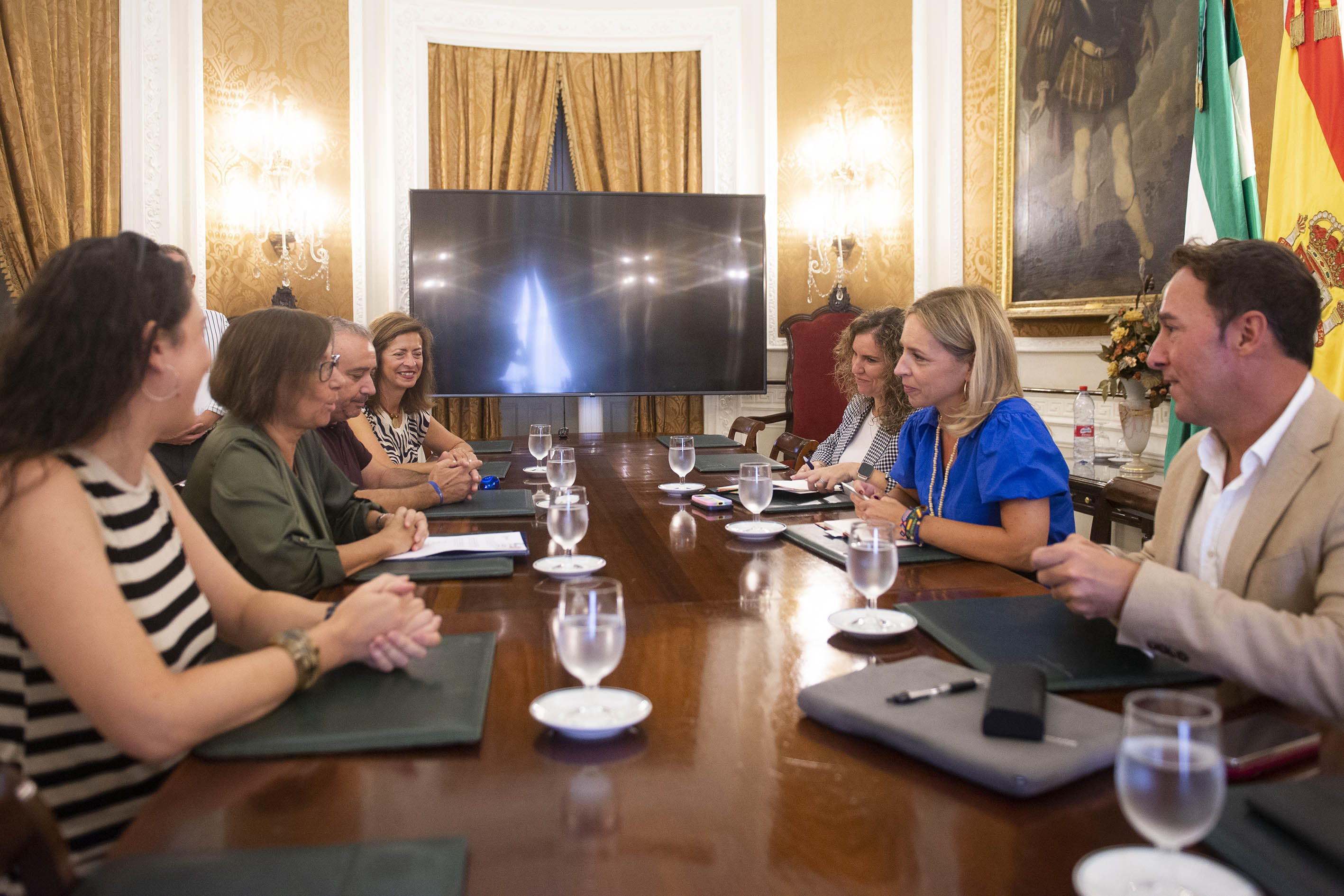 Almudena Martínez, Susana Sánchez y José Manuel Cossi reunidos con el colectivo