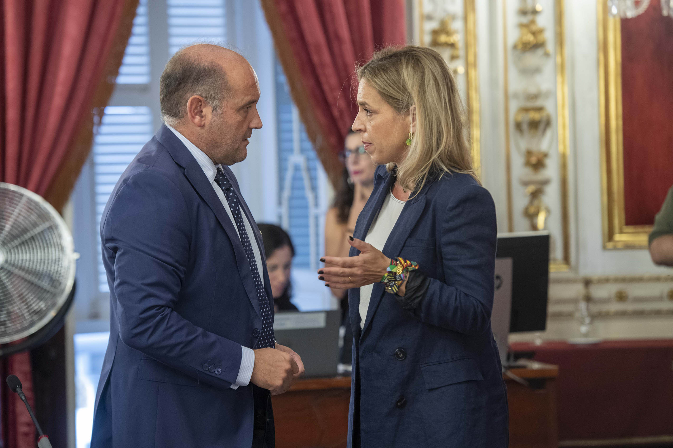 Juancho Ortiz con la presidenta Almudena Martinez antes de empezar el Pleno de septiembre de 2023