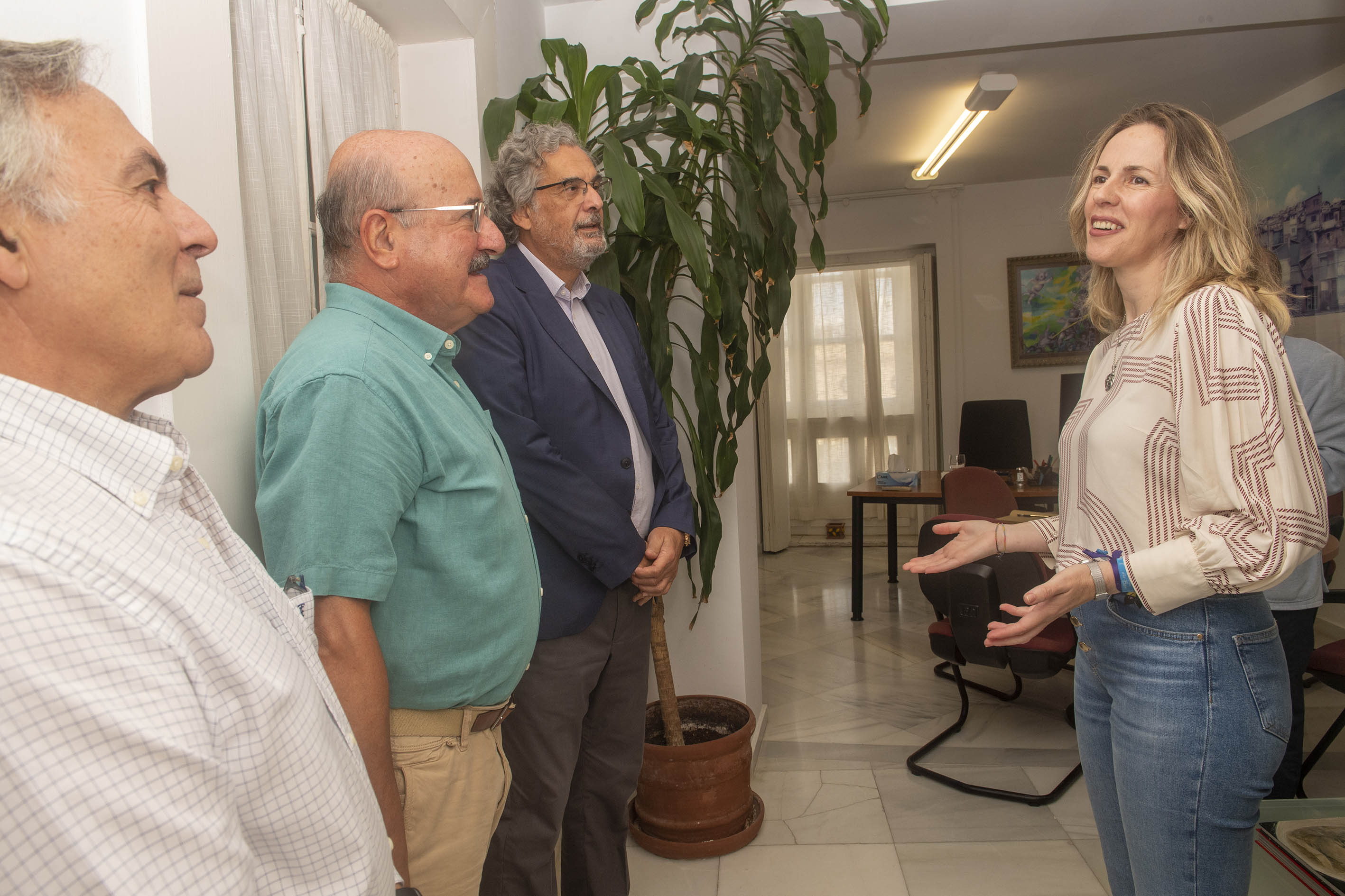 La diputada recibe a los representantes del Ateneo de Cádiz