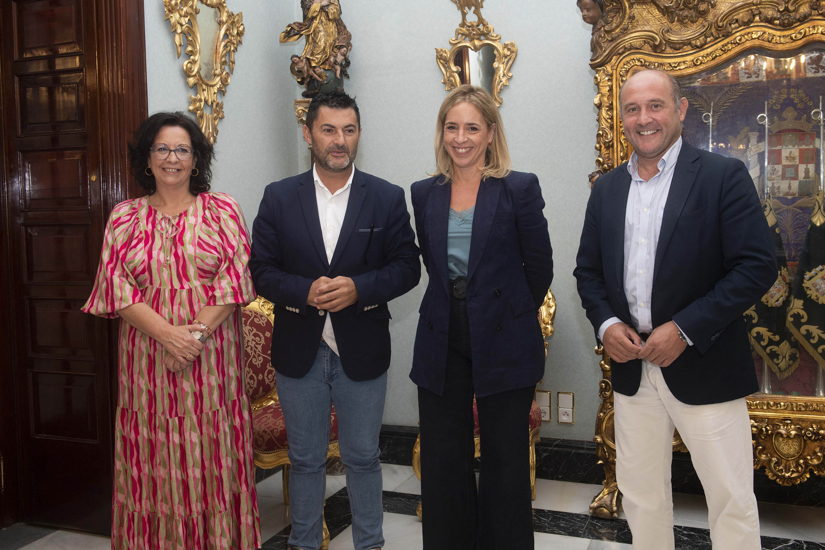 Almdena Martinez y Juancho Ortiz con responsables de UPTA