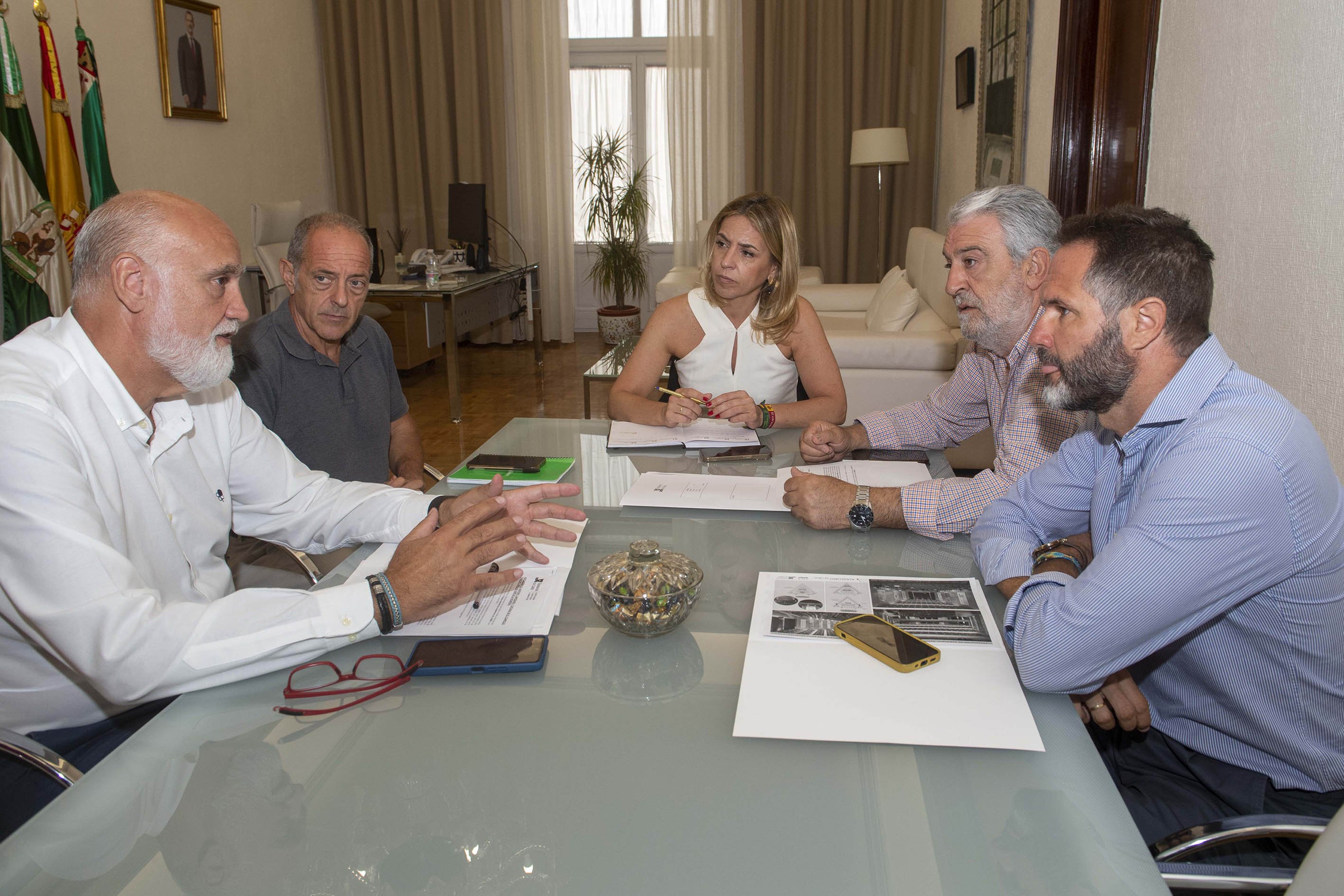 Almudena Martinez con Vidal y personal tecnico reunidos sobre Ifeca