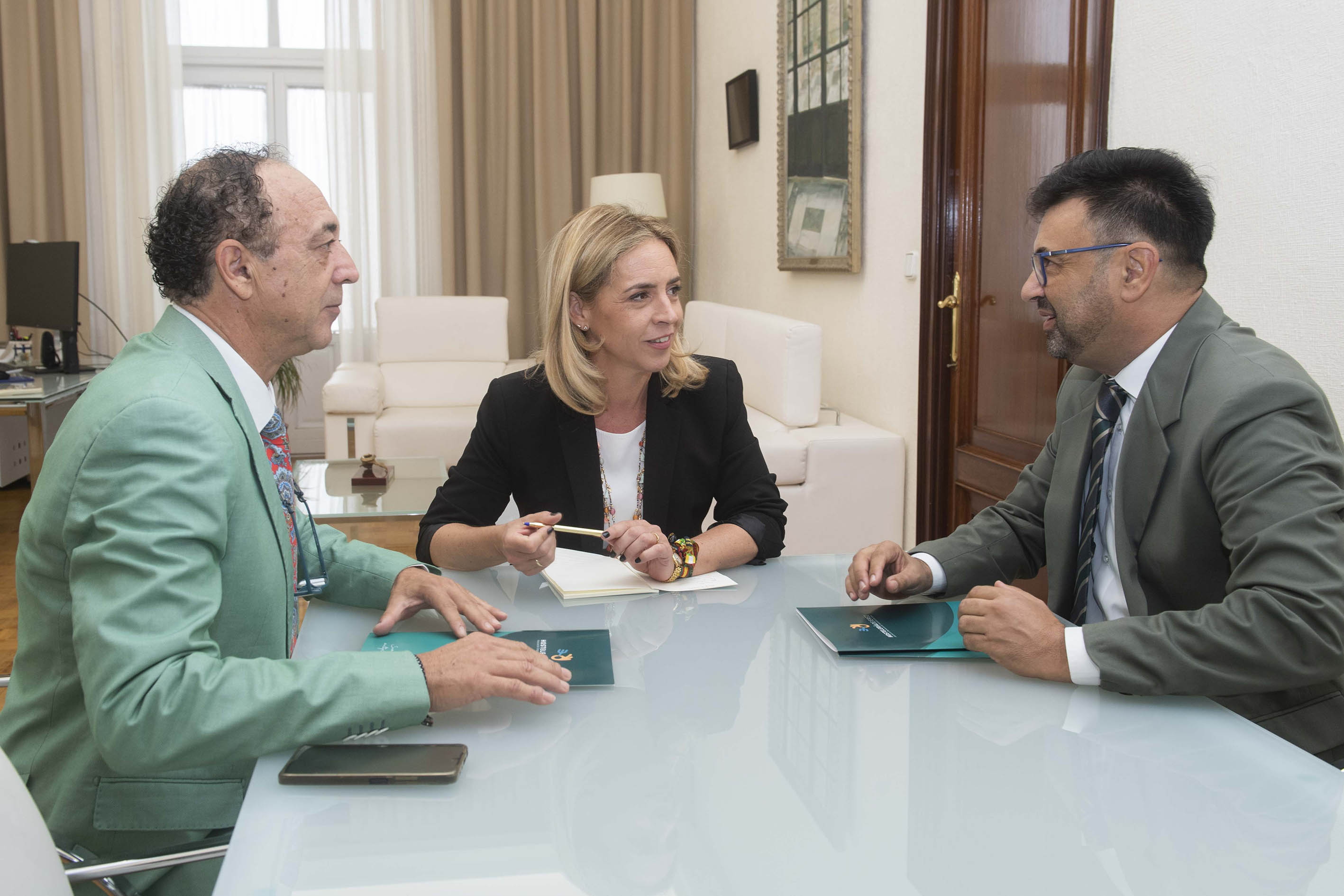 Almudena Martinez con asociacion de hosteleria de Jerez_con Alfredo Carrasco y Manuel Giron