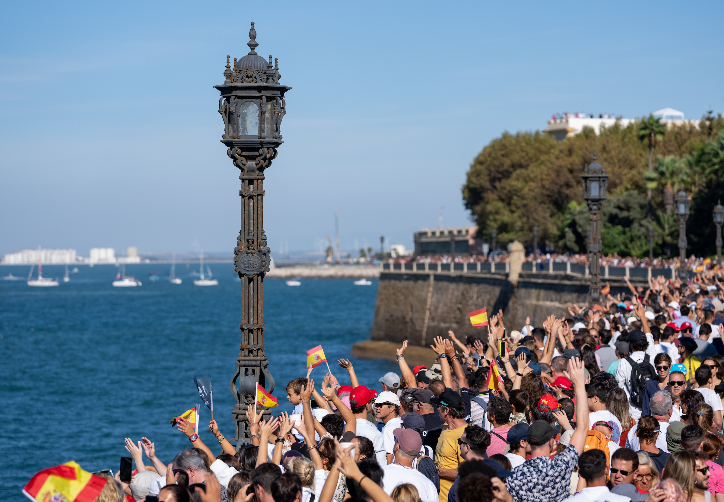 Espectadores siguen las evoluciones de la Sail