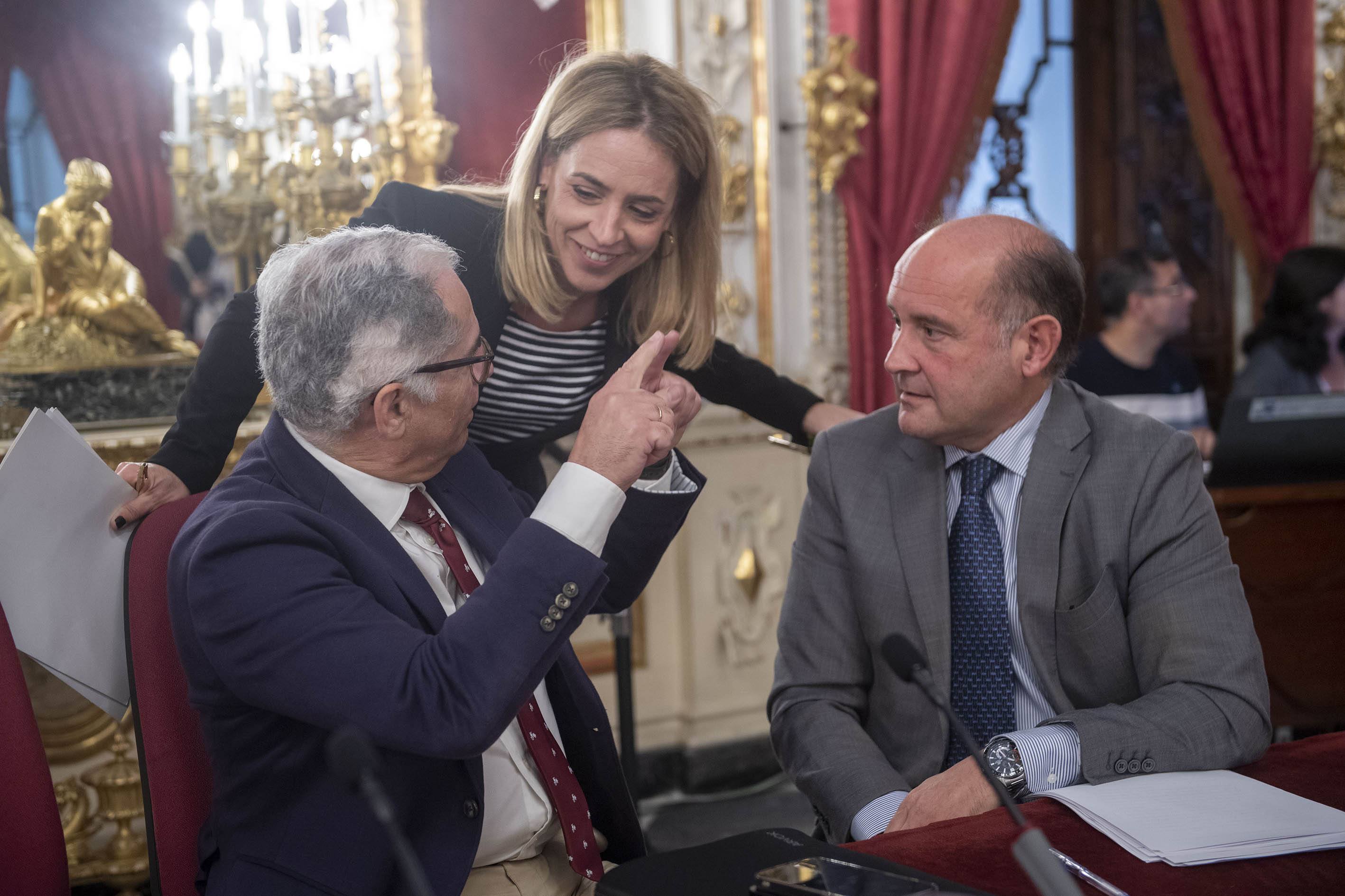 Almudena Martinez con Juancho Ortiz y Jacinto Muñoz antes del pleno de presupuestos