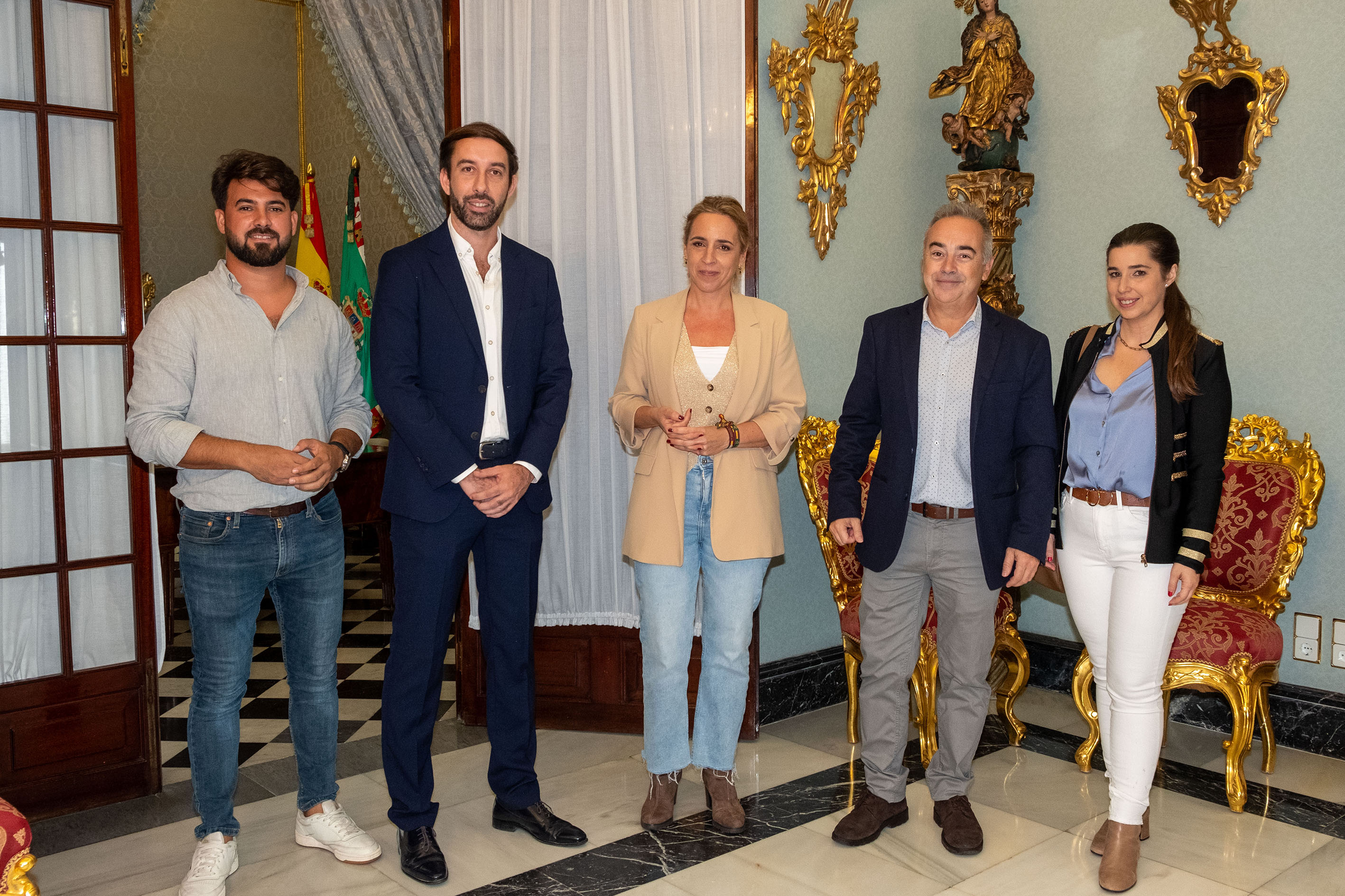 Almudena Martínez con los responsables de AJE 01