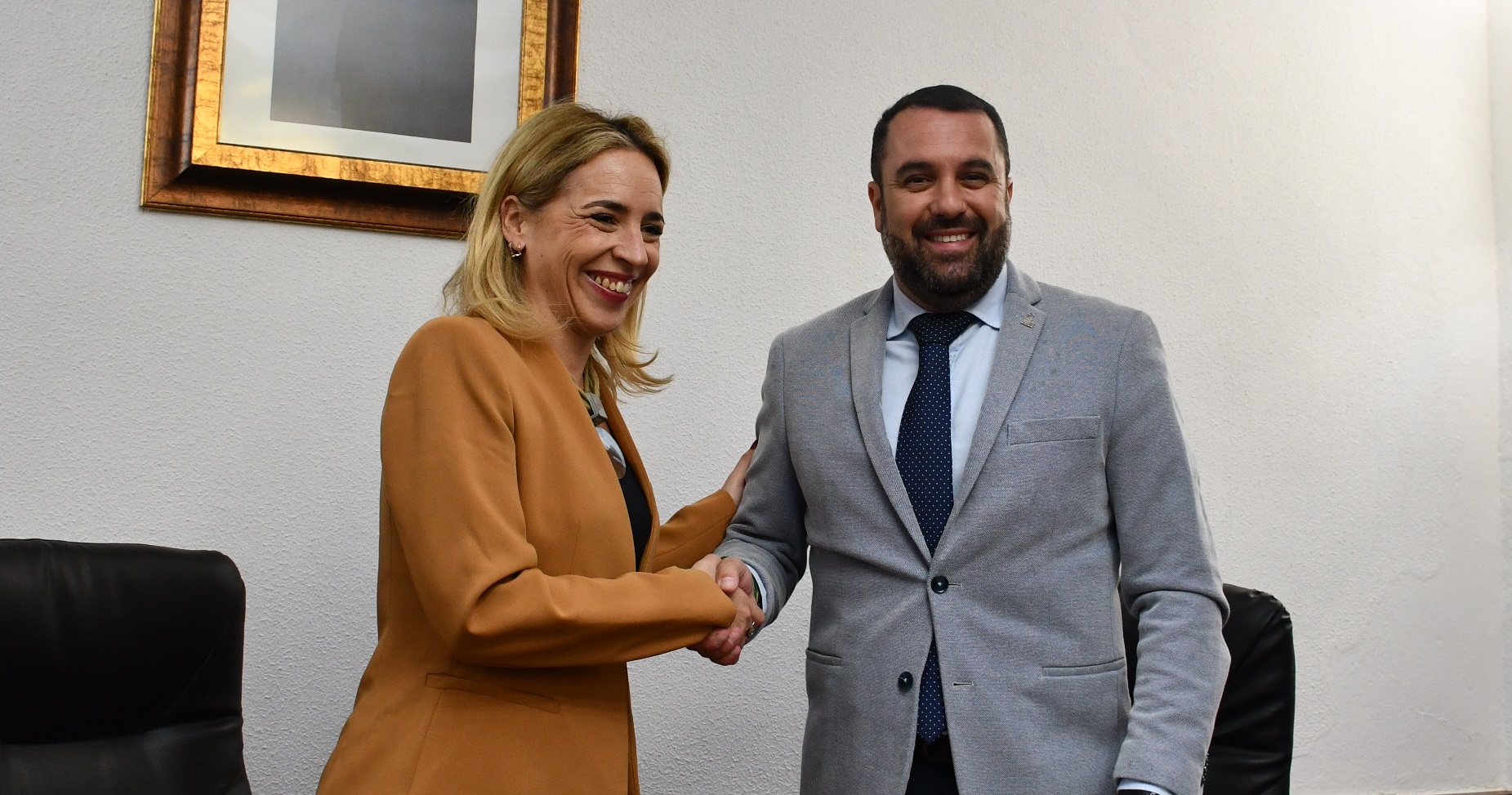 Almudena Martínez firma el protocolo para reactivar el complejo turístico de Algar recorte