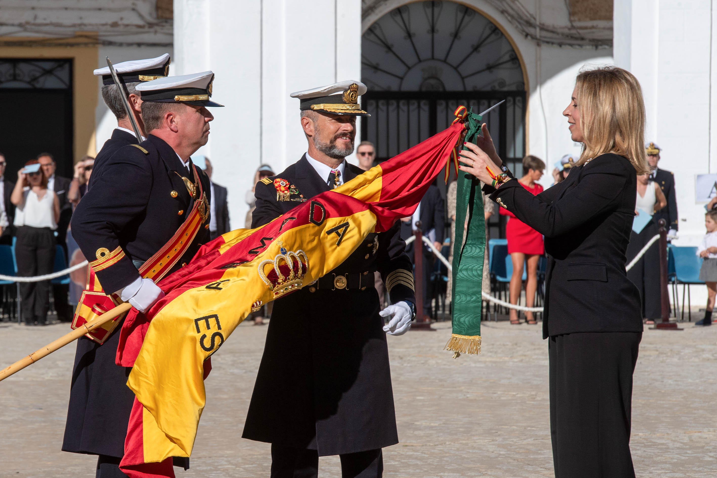 Almudena Martínez impone la corbata a la bandera de la ESUBO