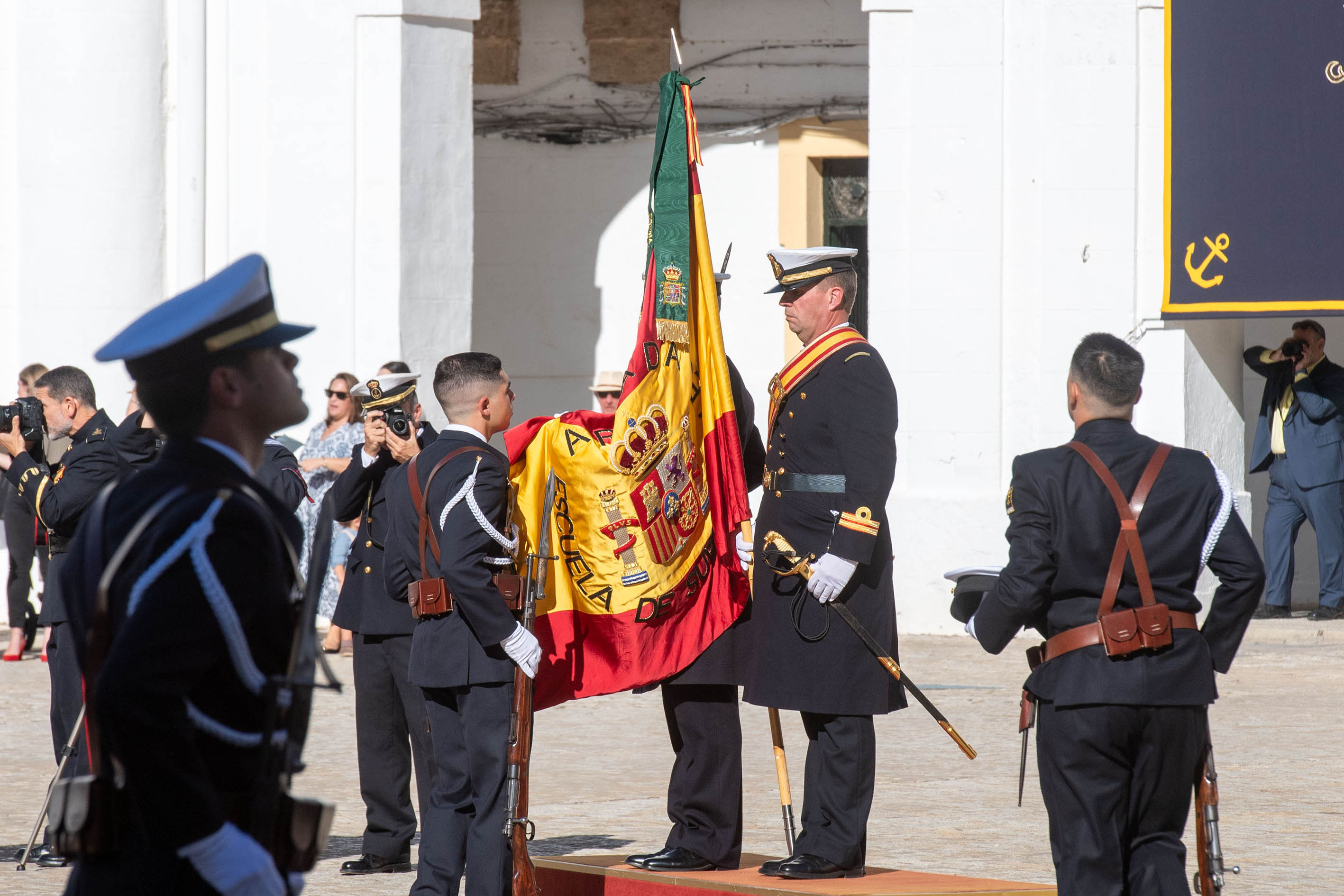 Alumno jura la bandera