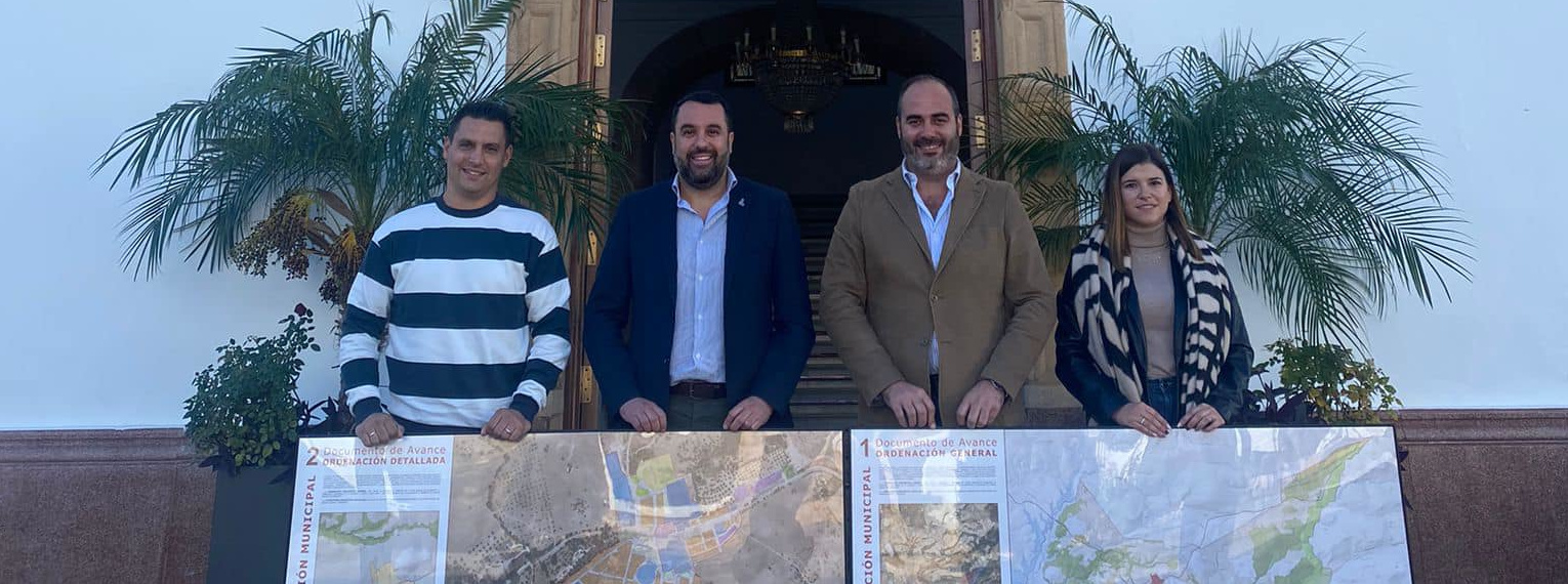 Antonio Aragon con paneles del avance del PBOM ante el ayuntamiento de Algar