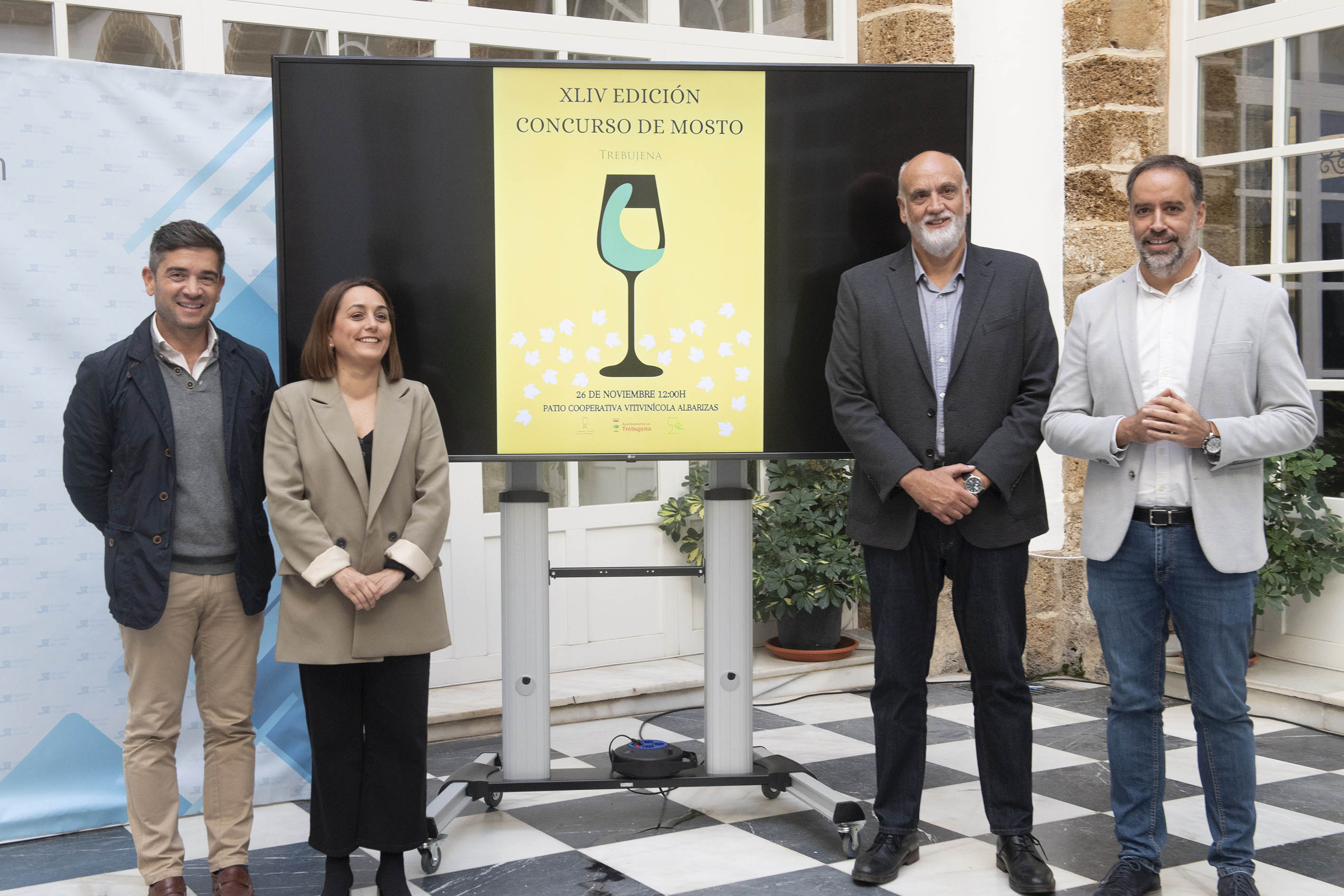 Fotos de grupo de la presentación de los concursos de cocina y mosto de Trebujena (2)