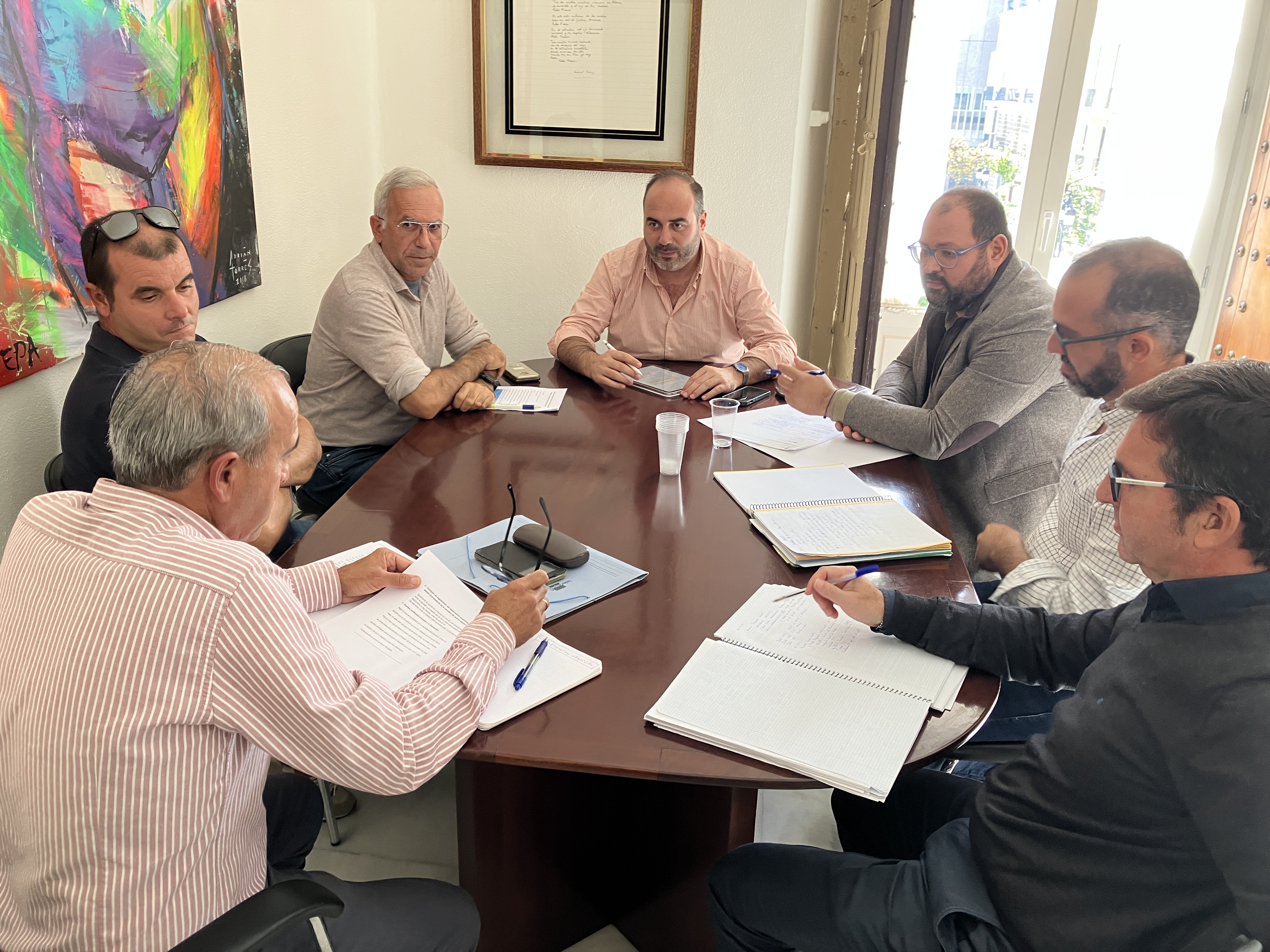 Javier Bello y Antonio Aragón, con representantes de entidades vecinales de Conil