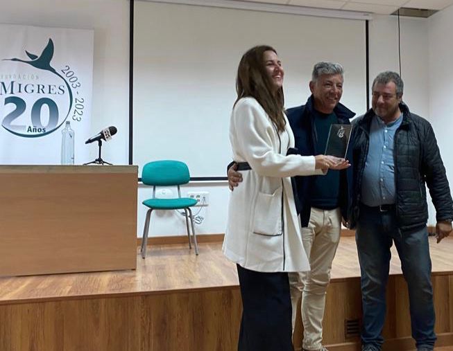 Paula Conesa e Ignacio Trujillo recogen placa de la Fundación Migres