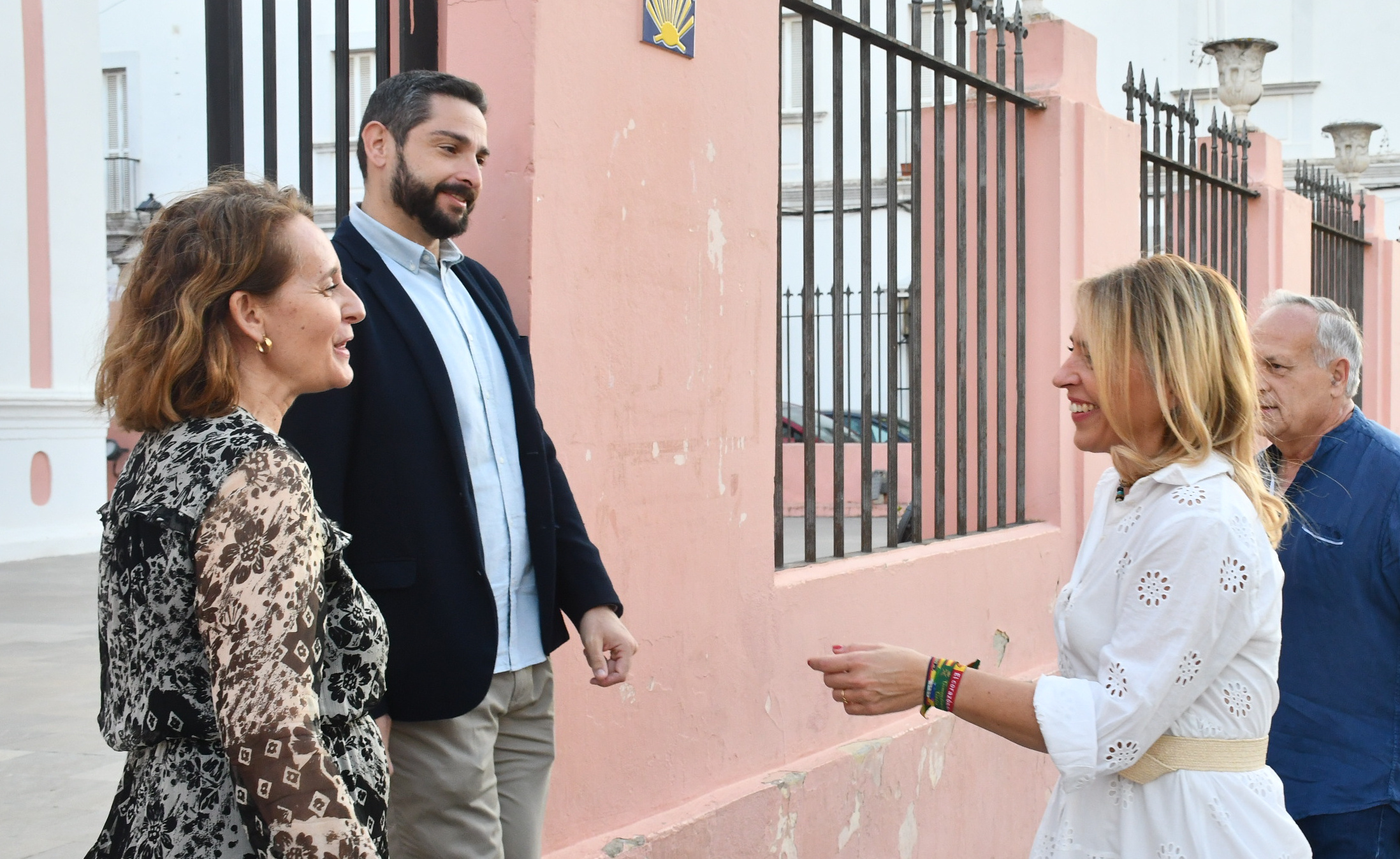 Almudena Martinez con la alcaldesa de Puerto Real