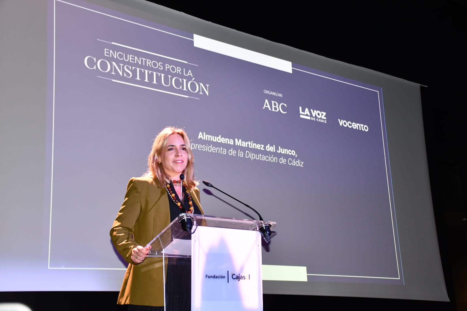Charla constitución interviene presidenta