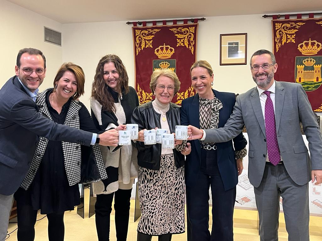 Convenio con asansull pose con las tazas