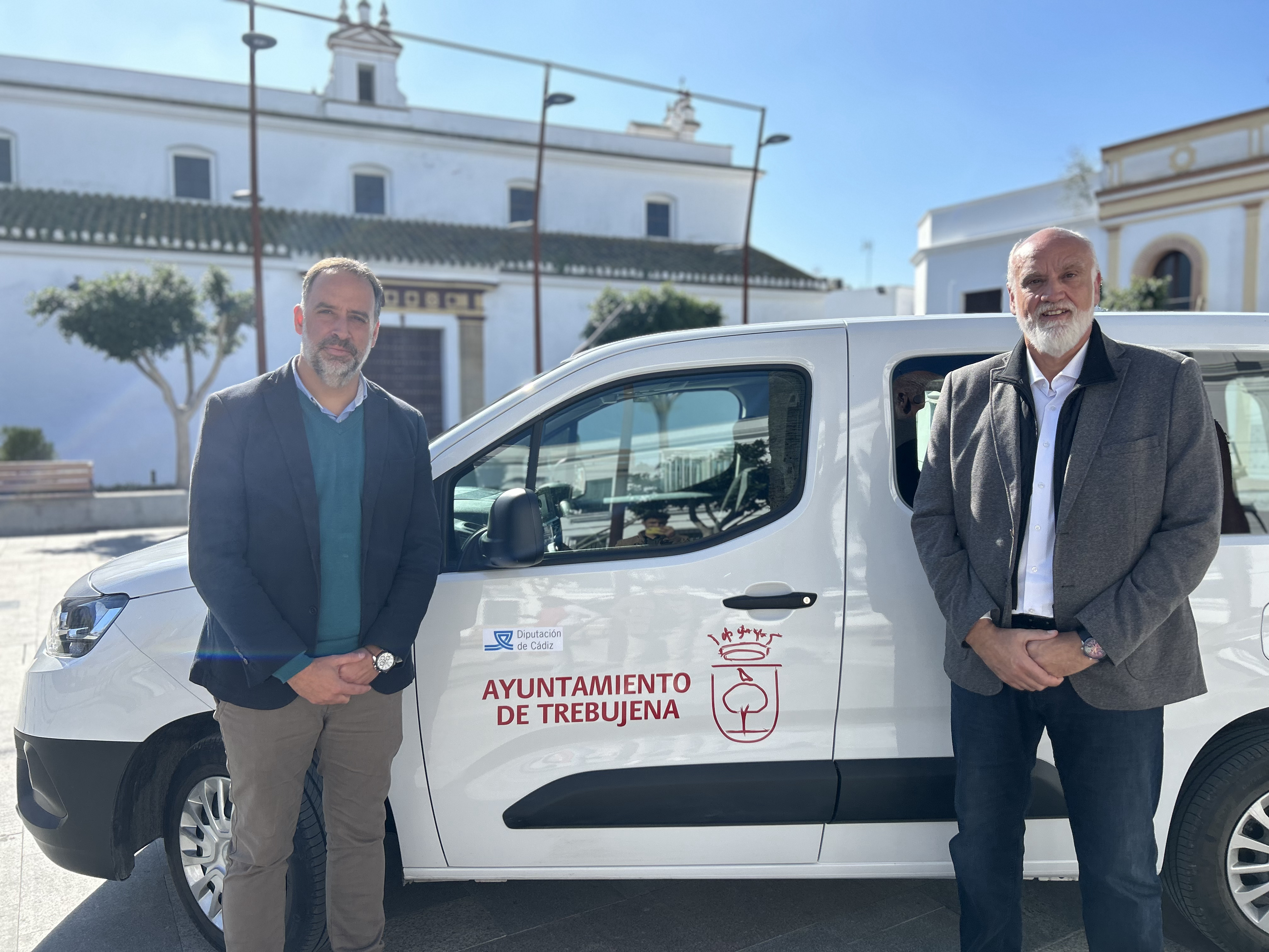 Ramón Galán y Javier Vidal, en la presentación del vehículo eléctrico adquirido en el Plan MOVEP
