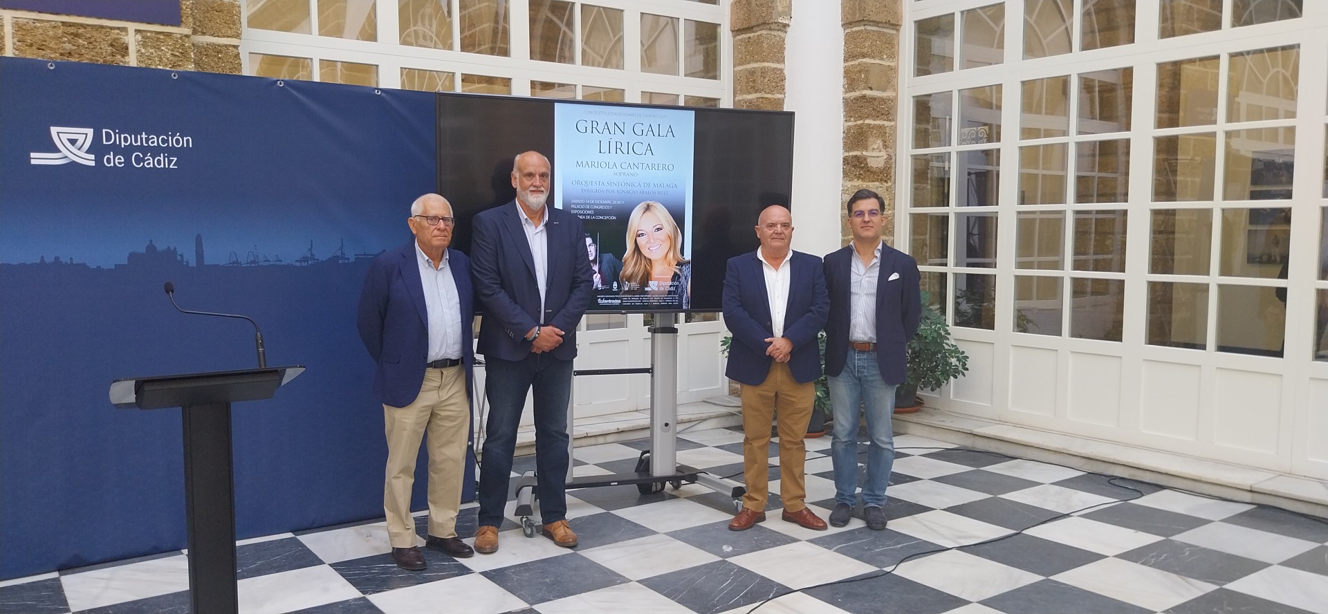 Foto de familia tras la presentación de la Gran Gala Lírica de La Línea