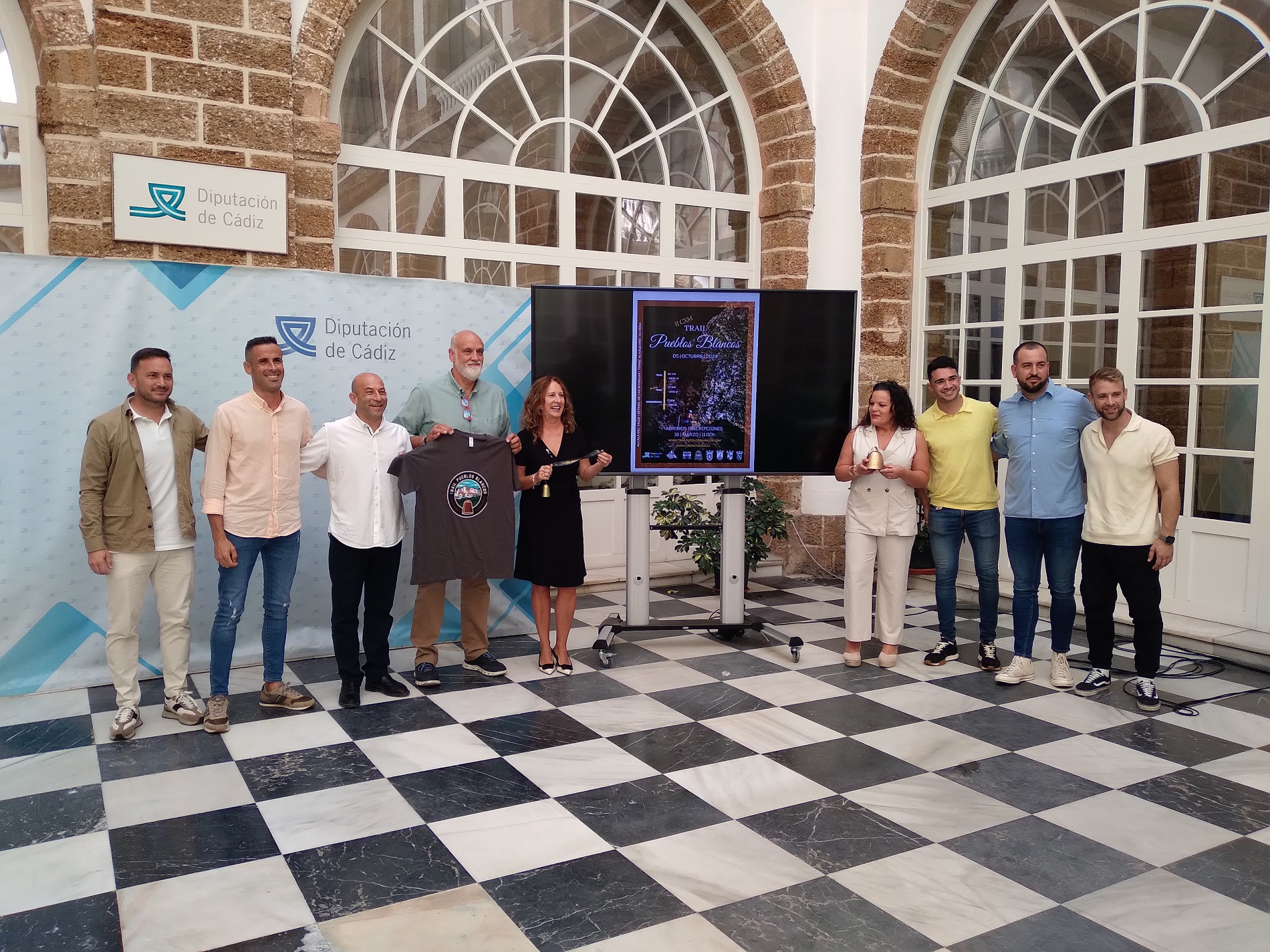 Foto de grupo de la presentación de la II Trail Pueblos Blancos