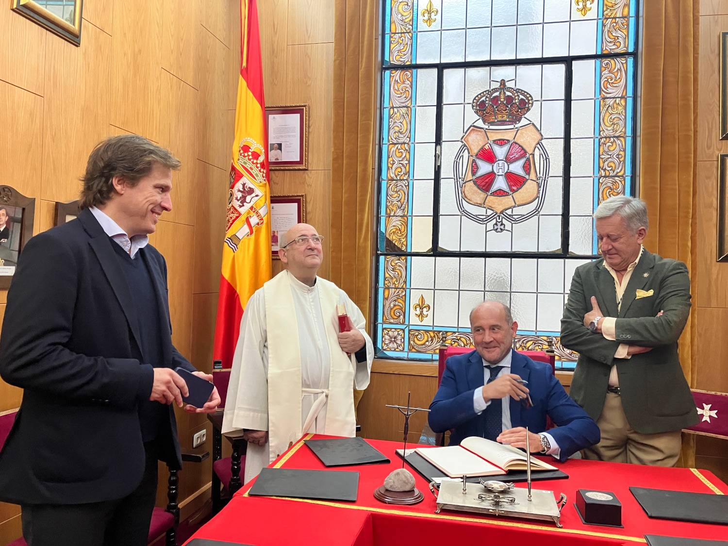 Caballeros Hospitalarios_Juancho Ortiz firma en el libro de honor
