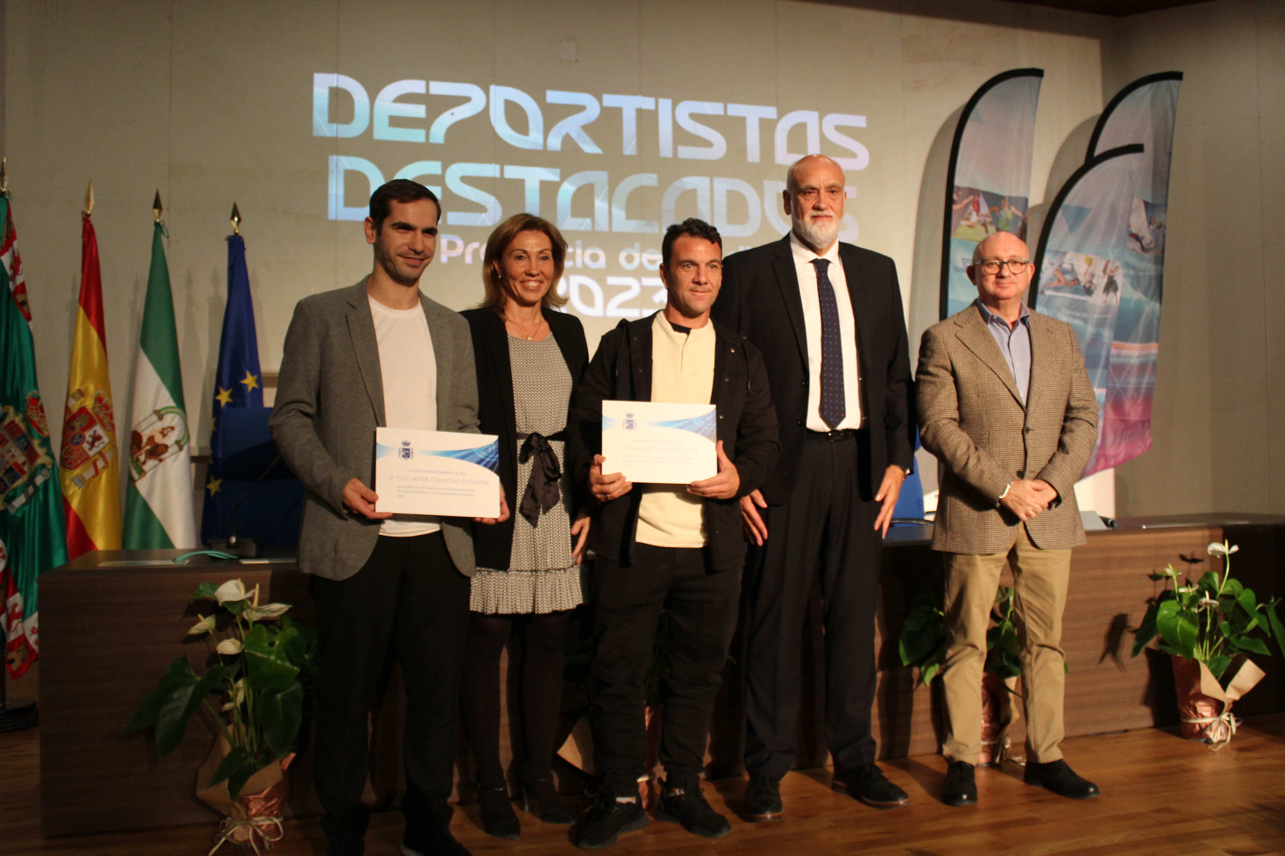 Javir Vidal y Tania Barcelona con deportistas premiados
