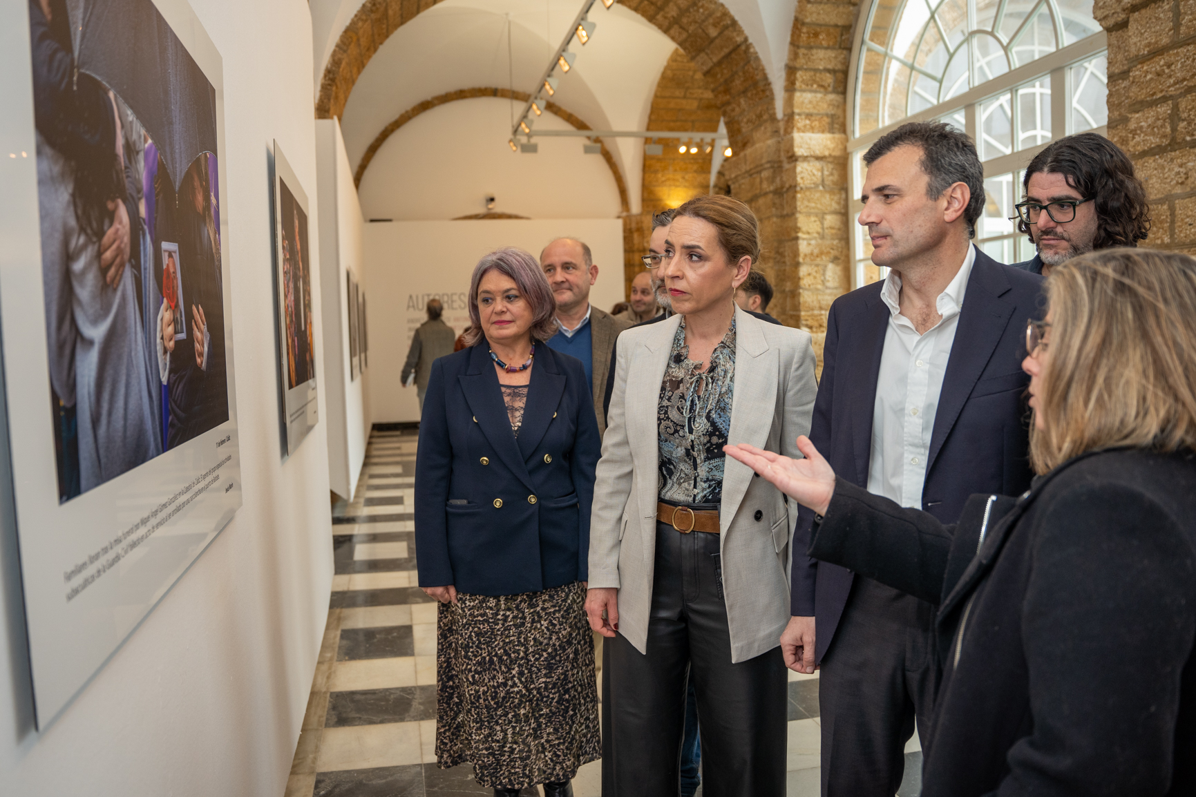 Lourdes de Vicente explica una de als fotografías a las autoridades